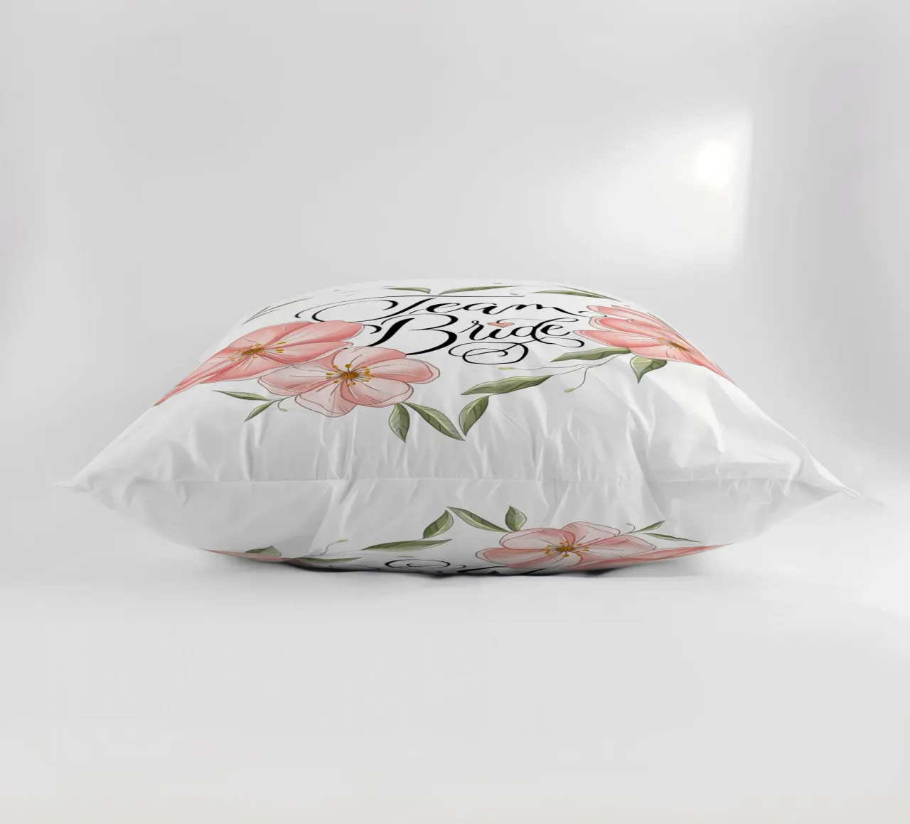 Team Sposa. Incantevole cuore floreale con calligrafia. cuscino da CalliLetters