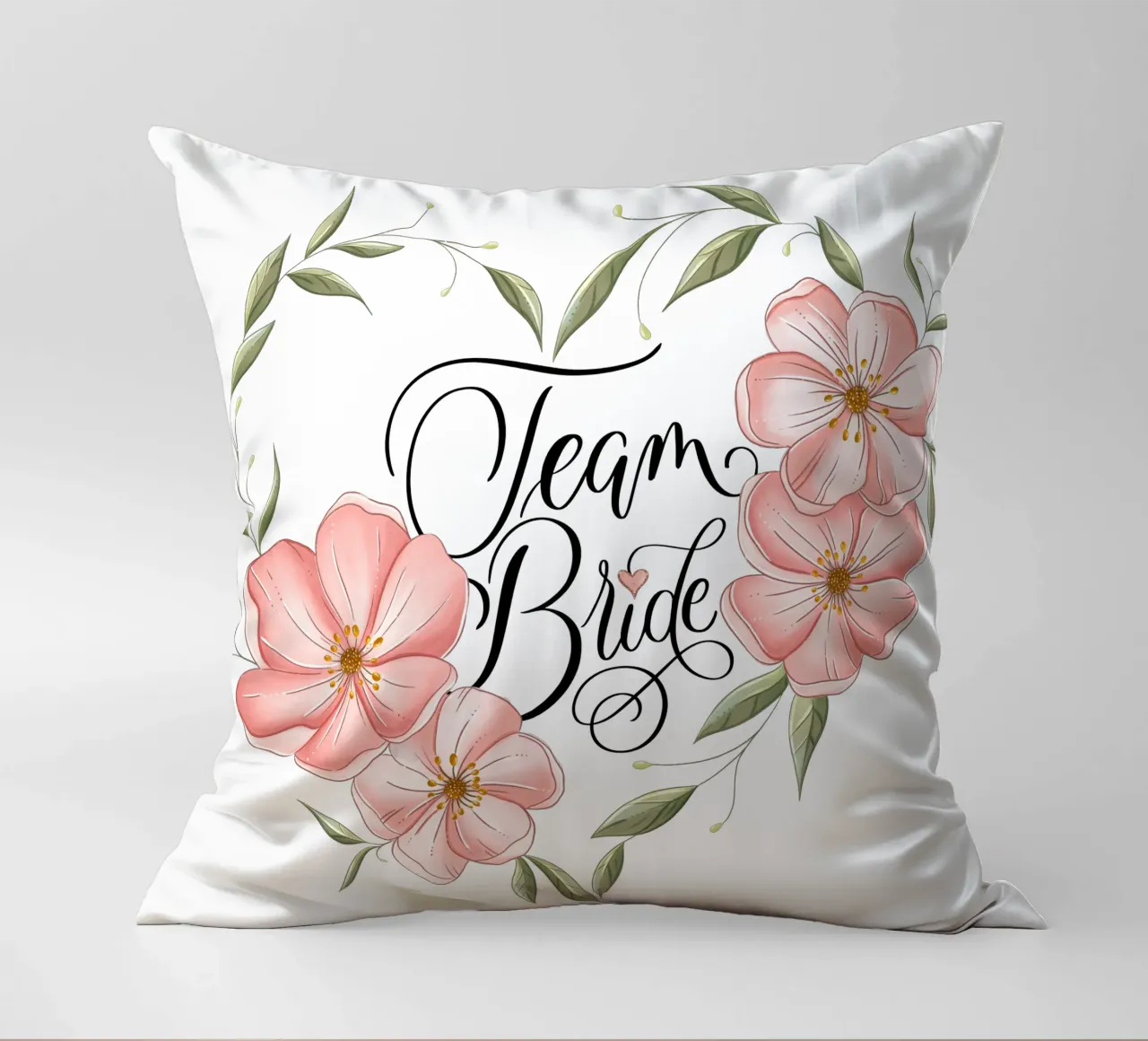 Team Sposa. Incantevole cuore floreale con calligrafia. cuscino da CalliLetters