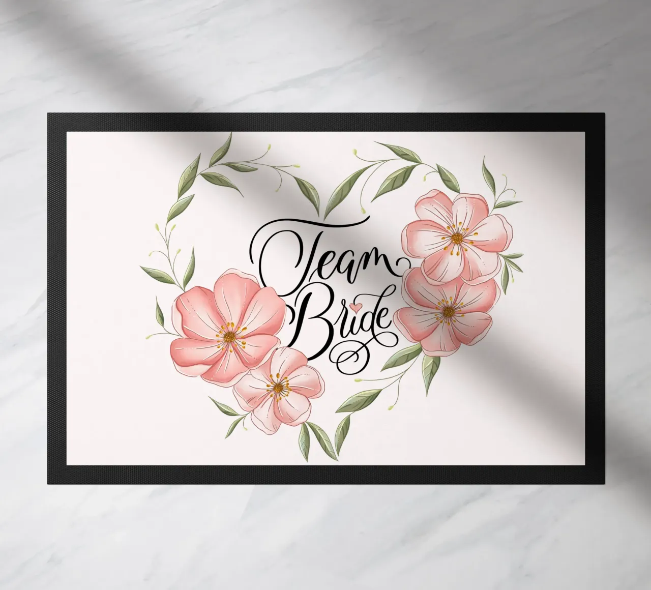 Team Sposa. Incantevole cuore floreale con calligrafia. zerbino da CalliLetters