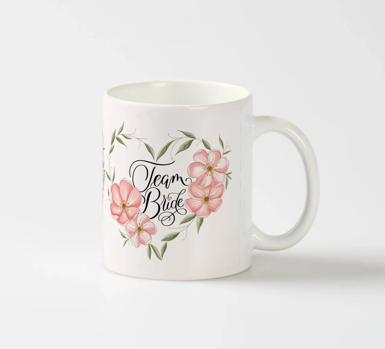 Team Sposa. Incantevole cuore floreale con calligrafia. tazza in ceramica da CalliLetters