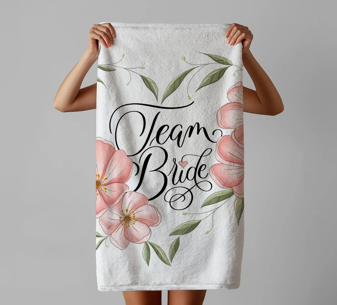 Team Sposa. Incantevole cuore floreale con calligrafia. asciugamano da bagno da CalliLetters