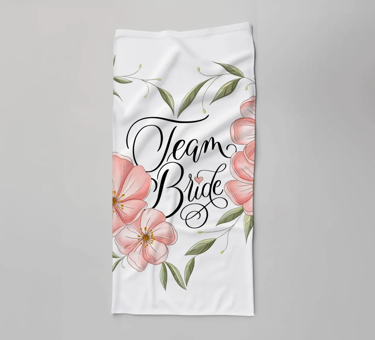 Team Sposa. Incantevole cuore floreale con calligrafia. asciugamano da bagno da CalliLetters