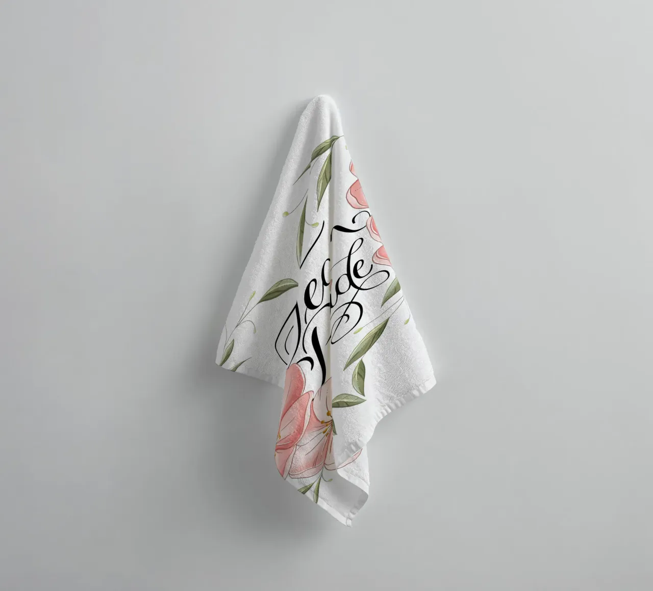 Team Sposa. Incantevole cuore floreale con calligrafia. asciugamano da bagno da CalliLetters