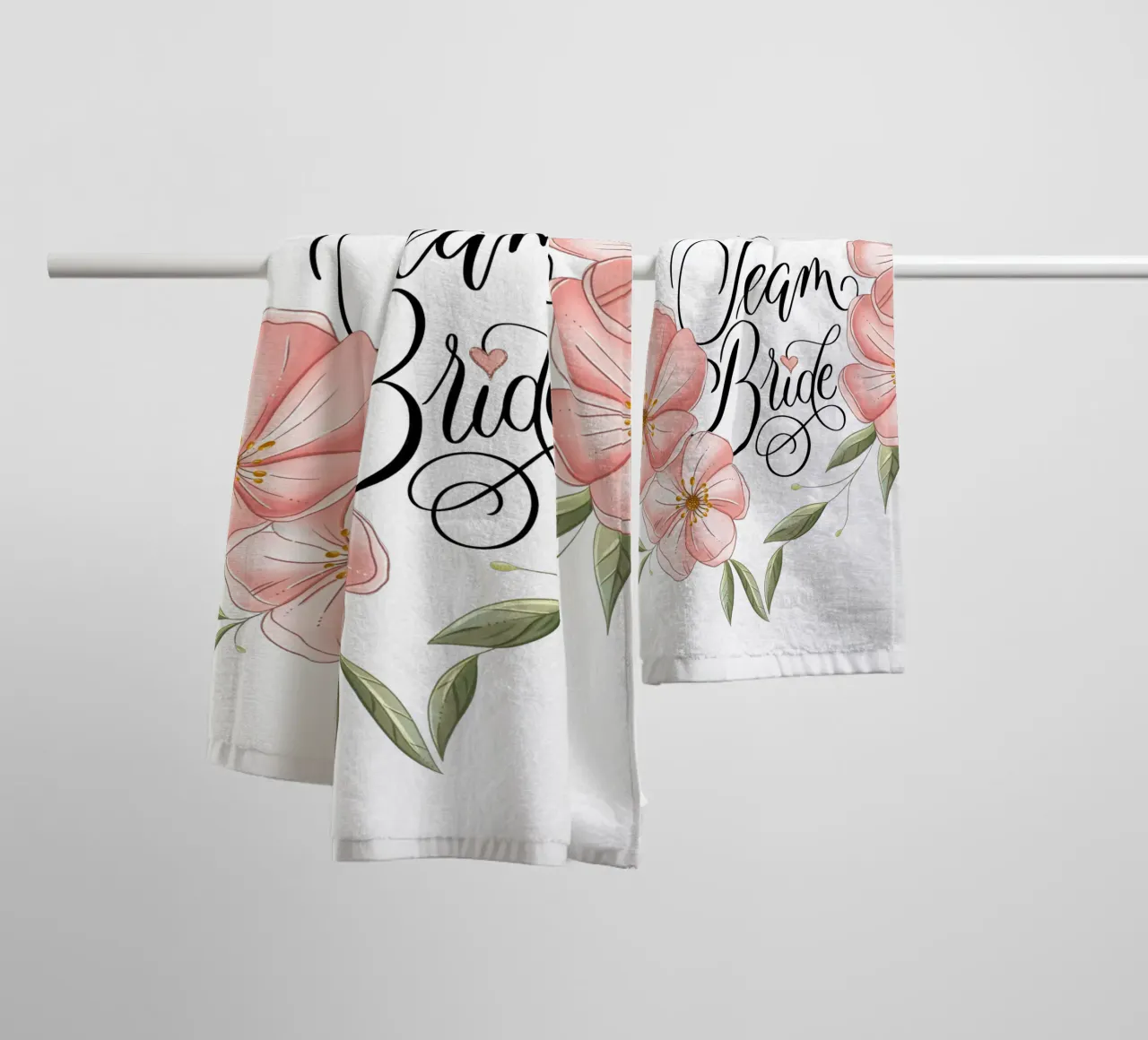 Team Sposa. Incantevole cuore floreale con calligrafia. asciugamano da bagno da CalliLetters