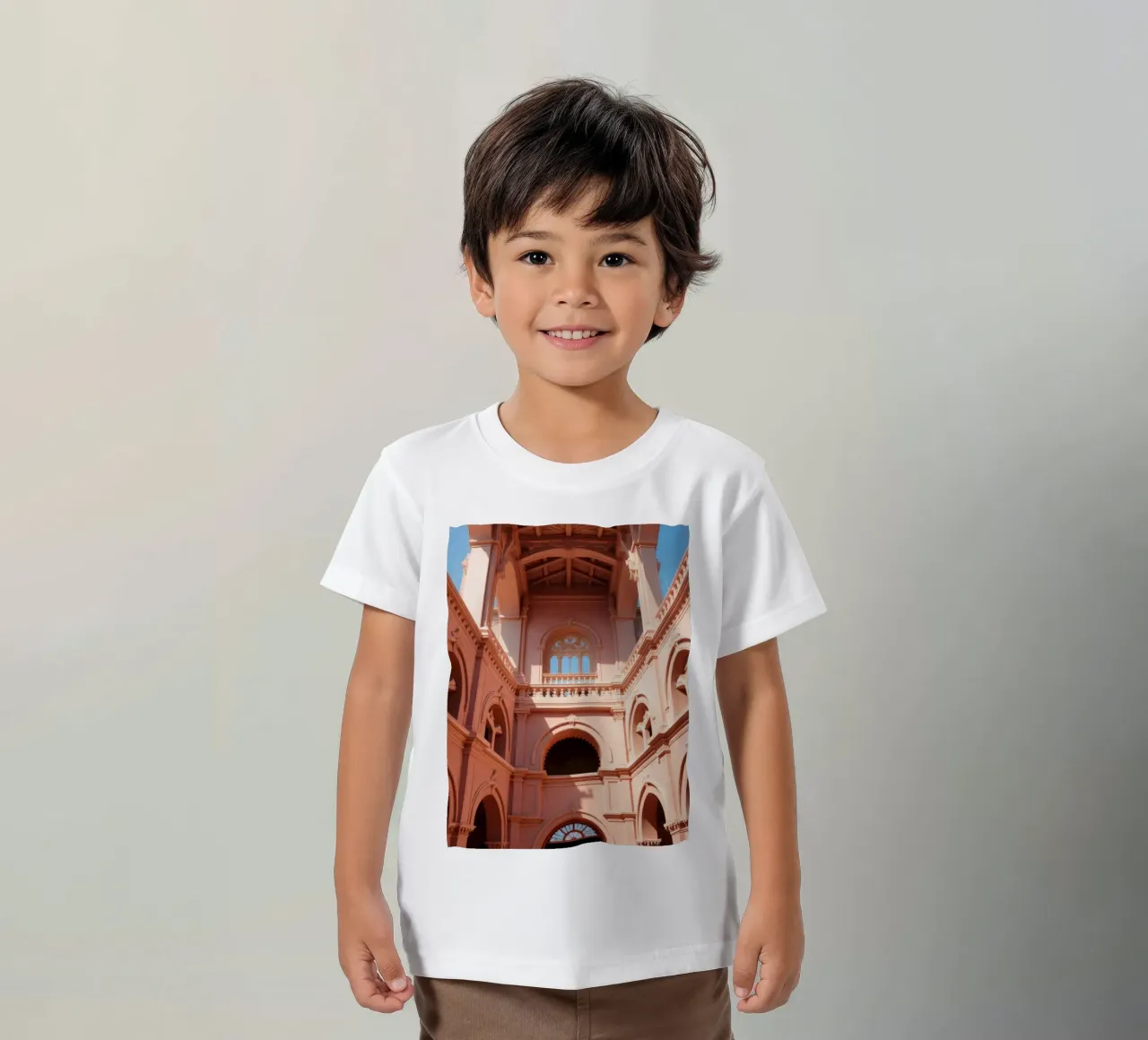 Explorer la beauté architecturale d'un bâtiment historique t-shirt enfant de DesignDoodle