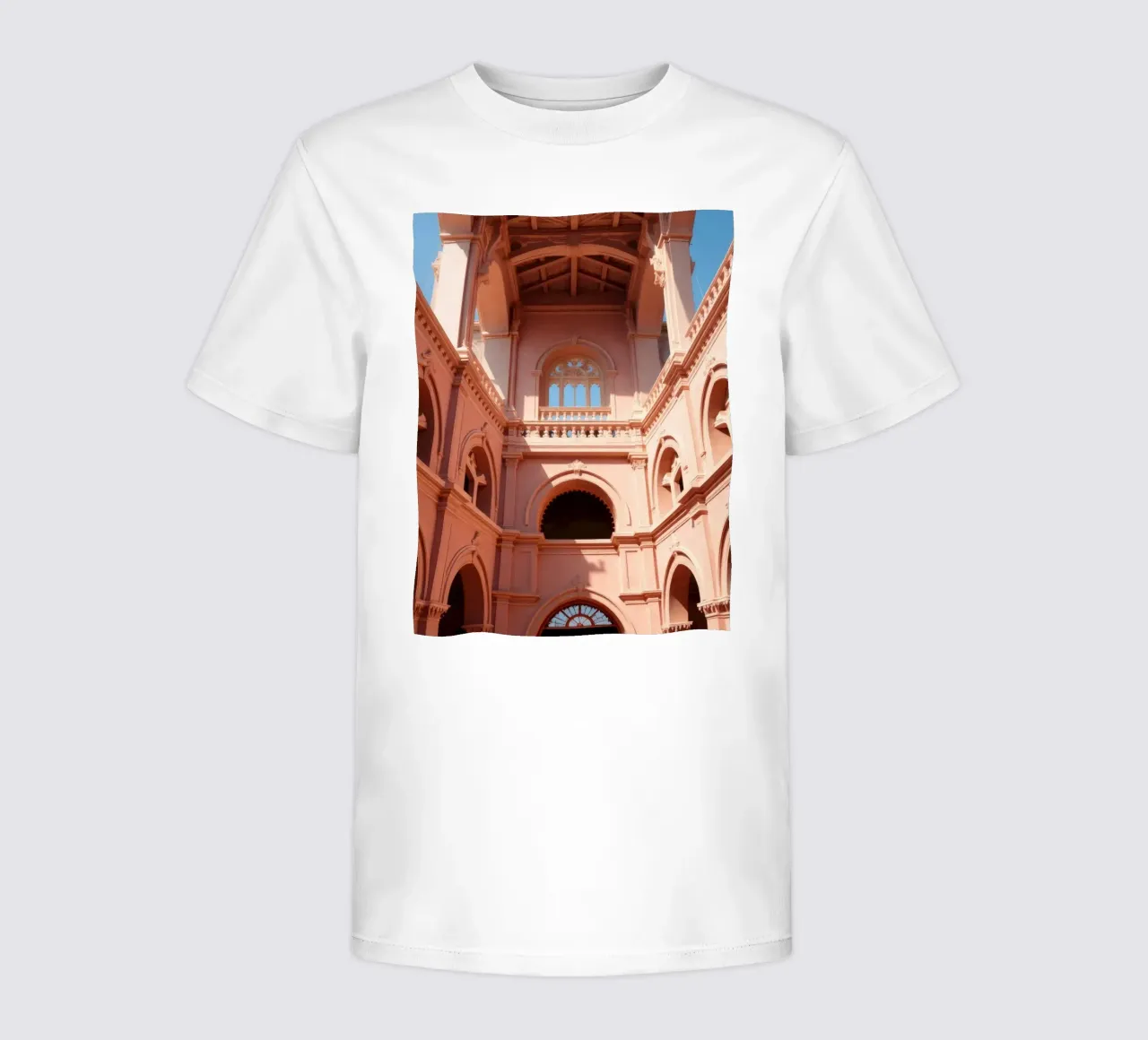 Explorer la beauté architecturale d'un bâtiment historique t-shirt enfant de DesignDoodle