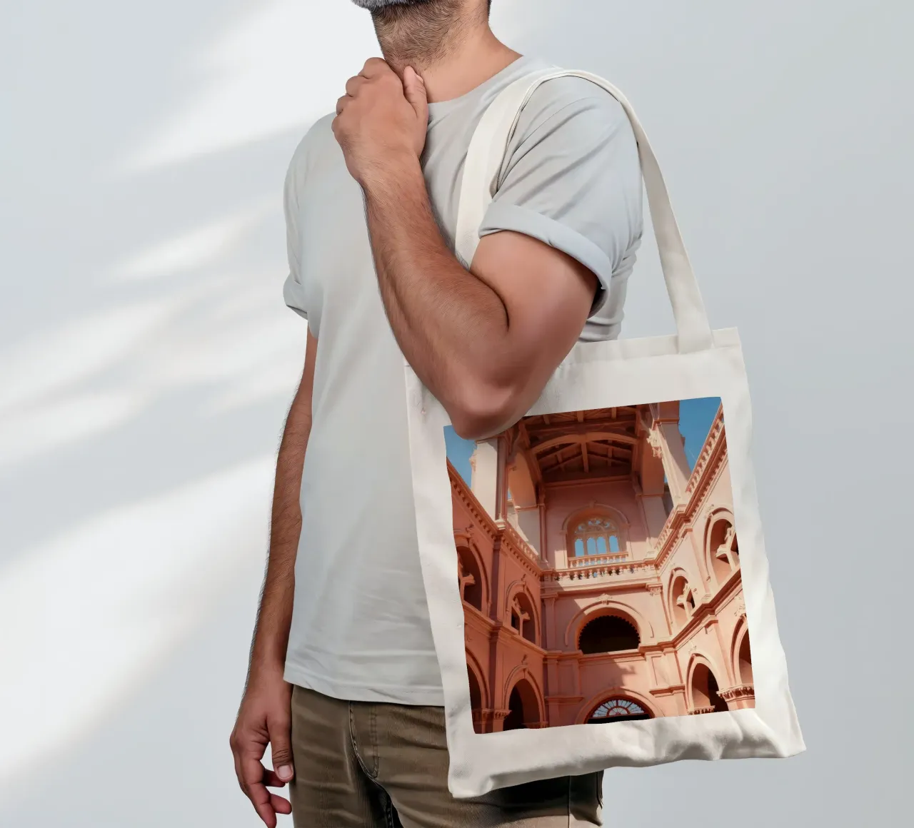 Explorar la belleza arquitectónica de un edificio histórico tote bag de DesignDoodle