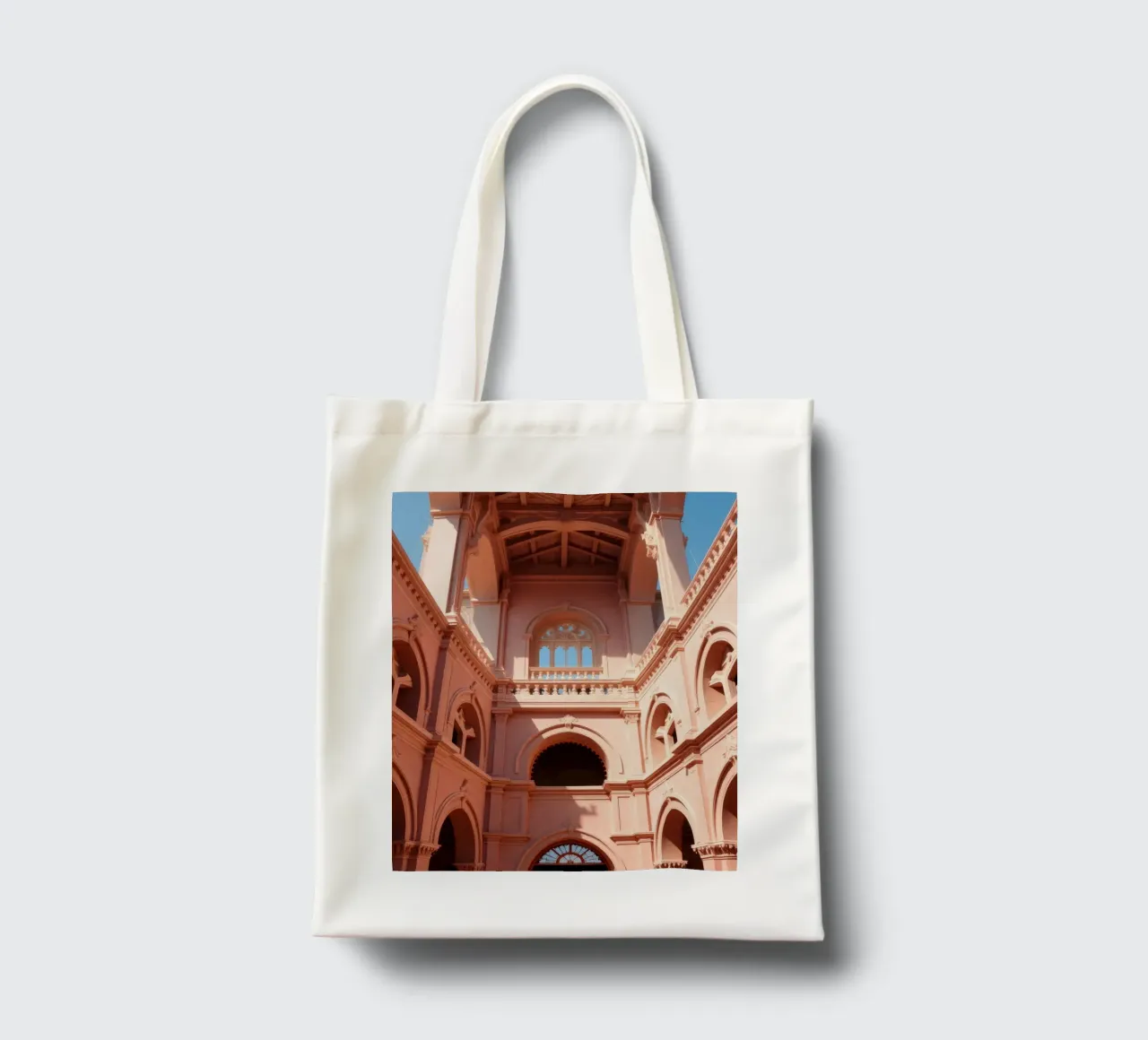 Explorar la belleza arquitectónica de un edificio histórico tote bag de DesignDoodle