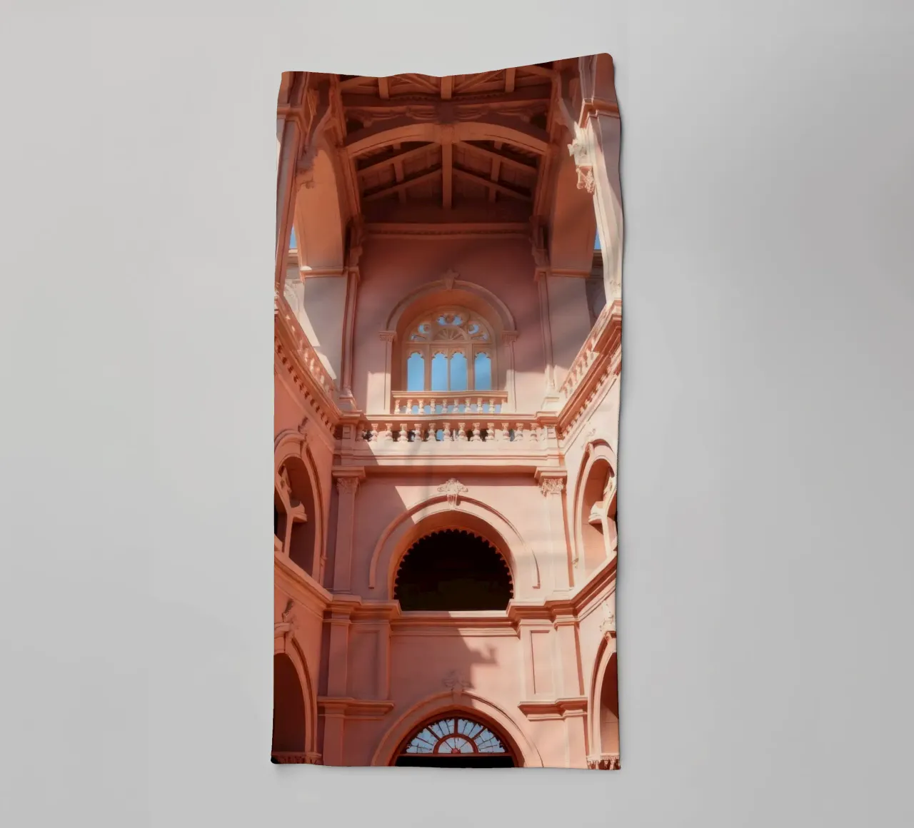 Explorar la belleza arquitectónica de un edificio histórico toalla de baño de DesignDoodle