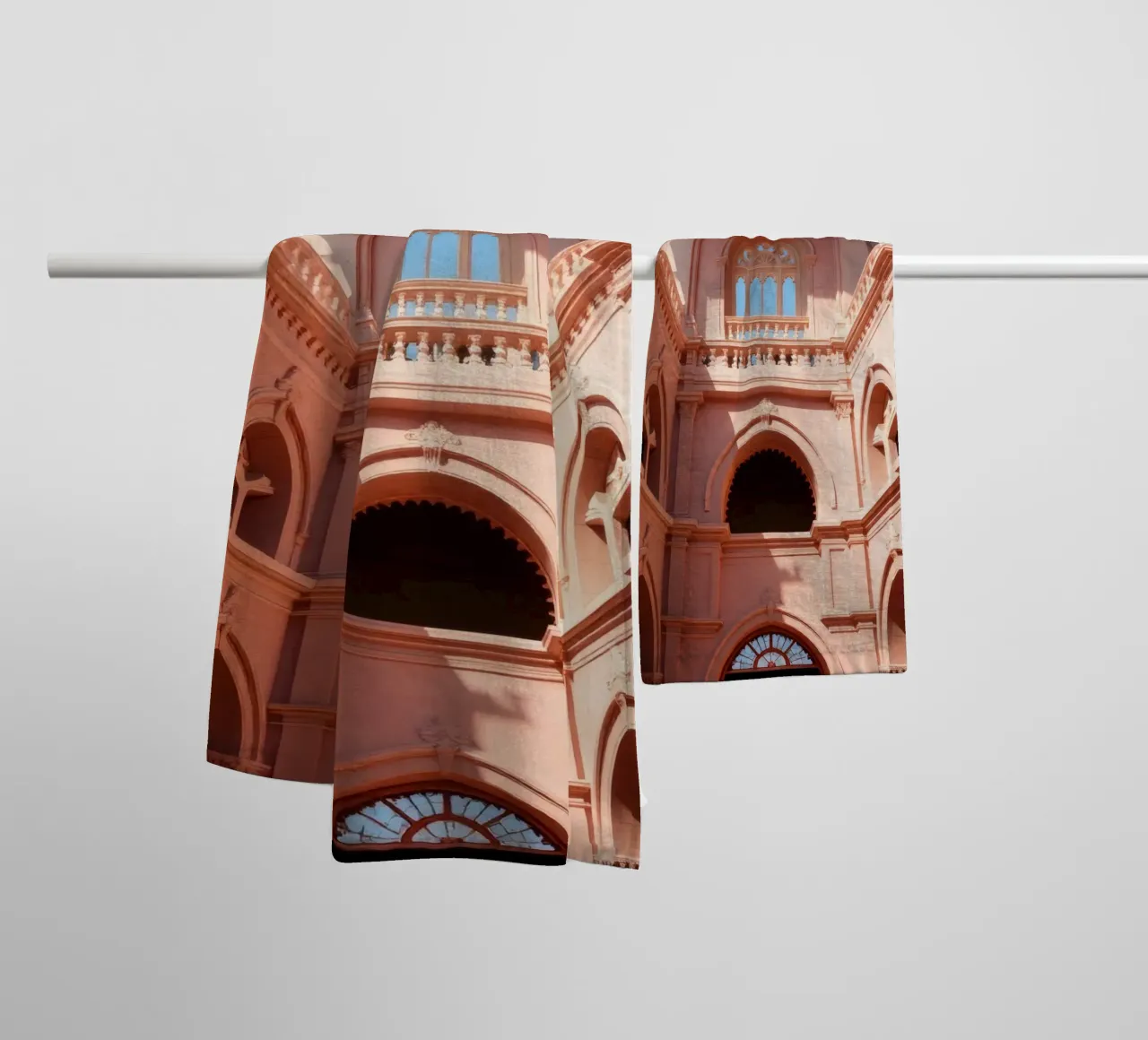 Explorar la belleza arquitectónica de un edificio histórico toalla de baño de DesignDoodle