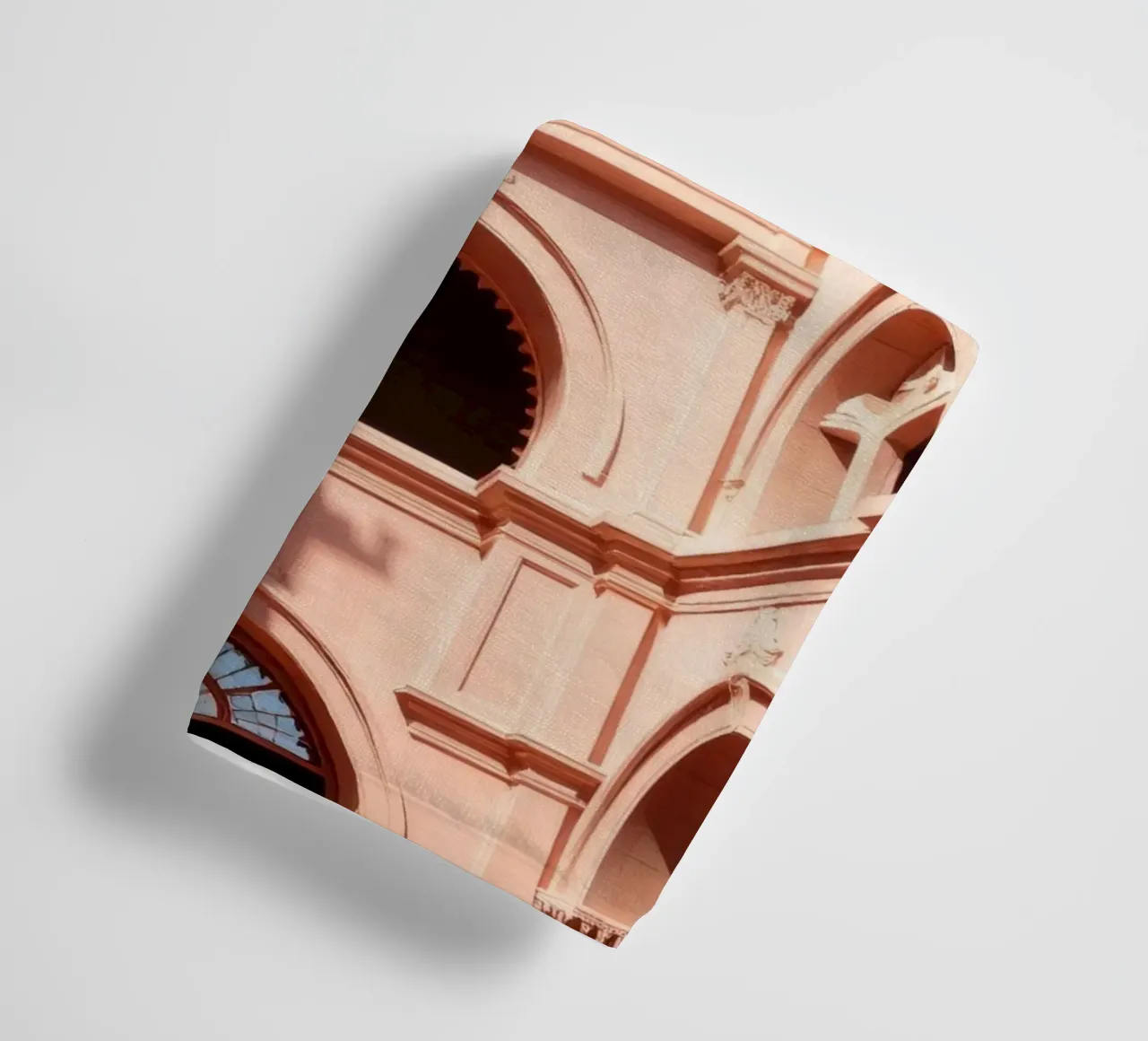 Explorar la belleza arquitectónica de un edificio histórico toalla de baño de DesignDoodle