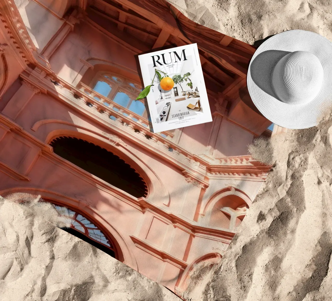 Explorar la belleza arquitectónica de un edificio histórico toalla de playa de DesignDoodle