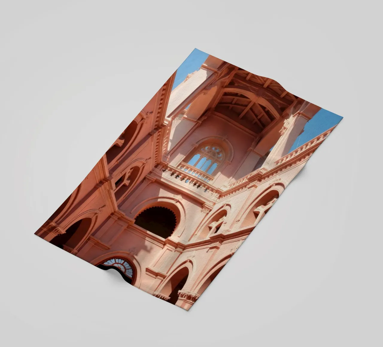 Explorar la belleza arquitectónica de un edificio histórico toalla de playa de DesignDoodle