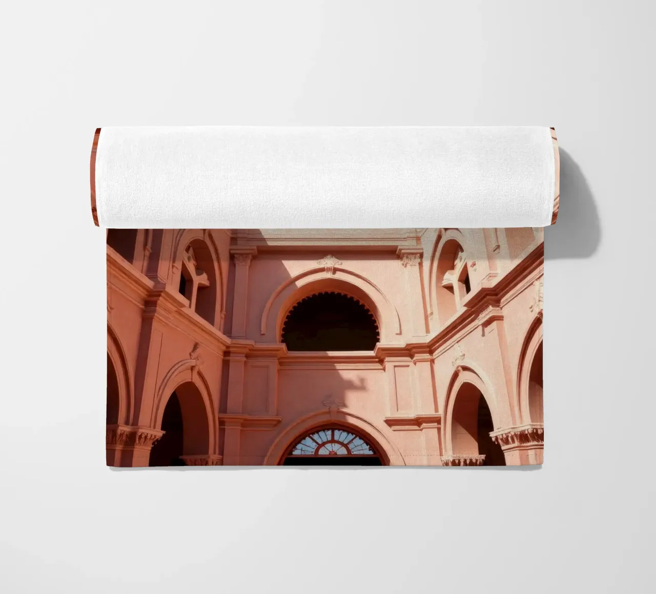 Explorar la belleza arquitectónica de un edificio histórico toalla de playa de DesignDoodle