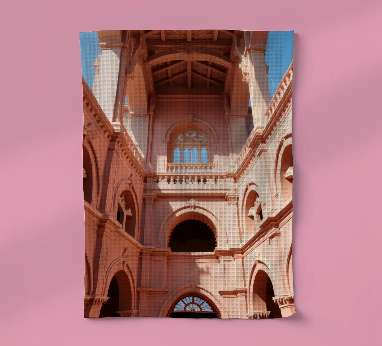 Explorer la beauté architecturale d'un bâtiment historique torchon de DesignDoodle