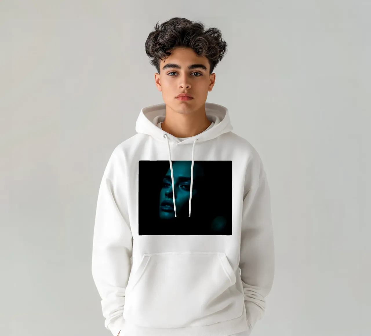 Portrait saisissant d'une femme illuminée par un bleu captivant sweat à capuche de DesignDoodle