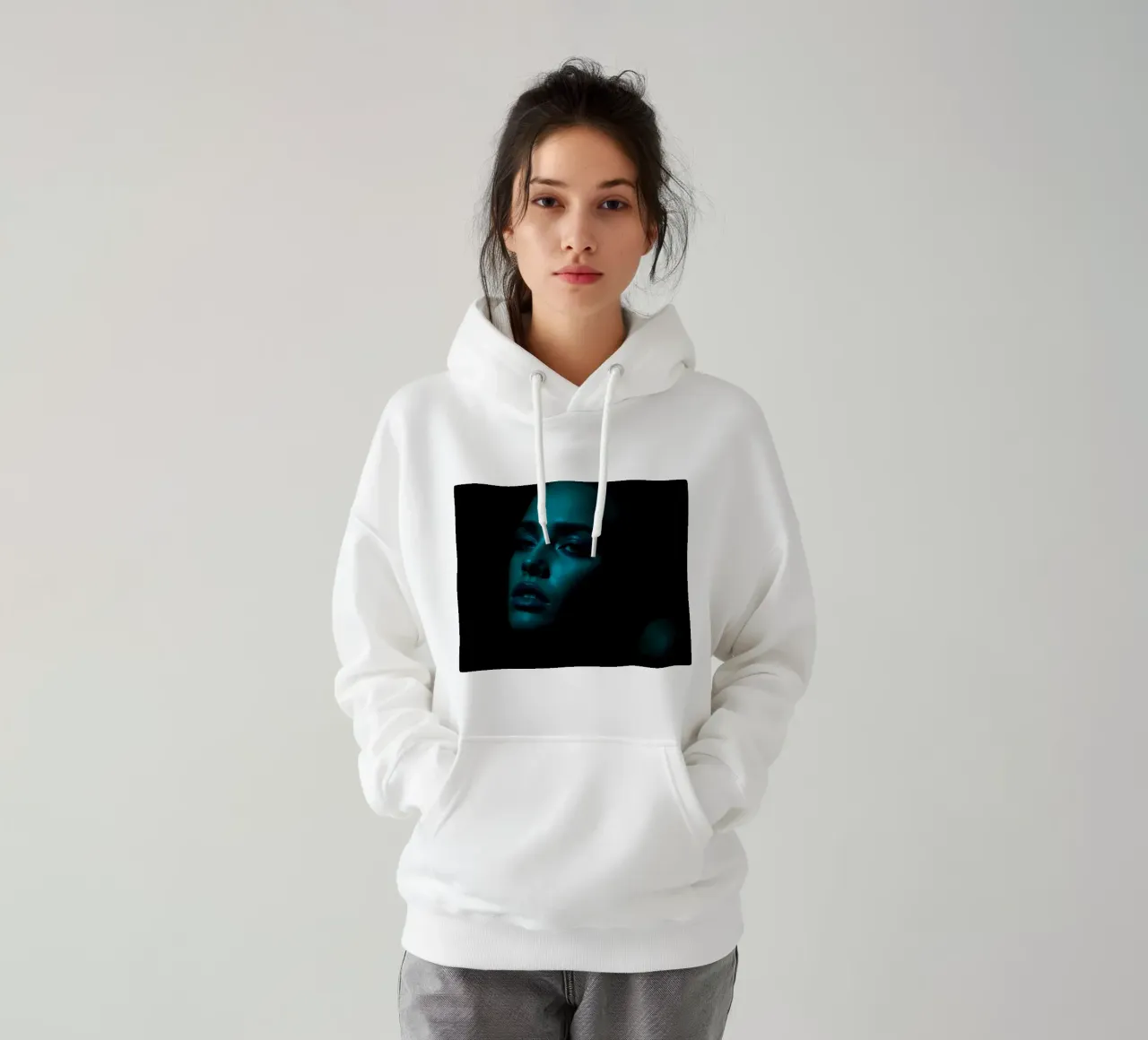 Portrait saisissant d'une femme illuminée par un bleu captivant sweat à capuche de DesignDoodle