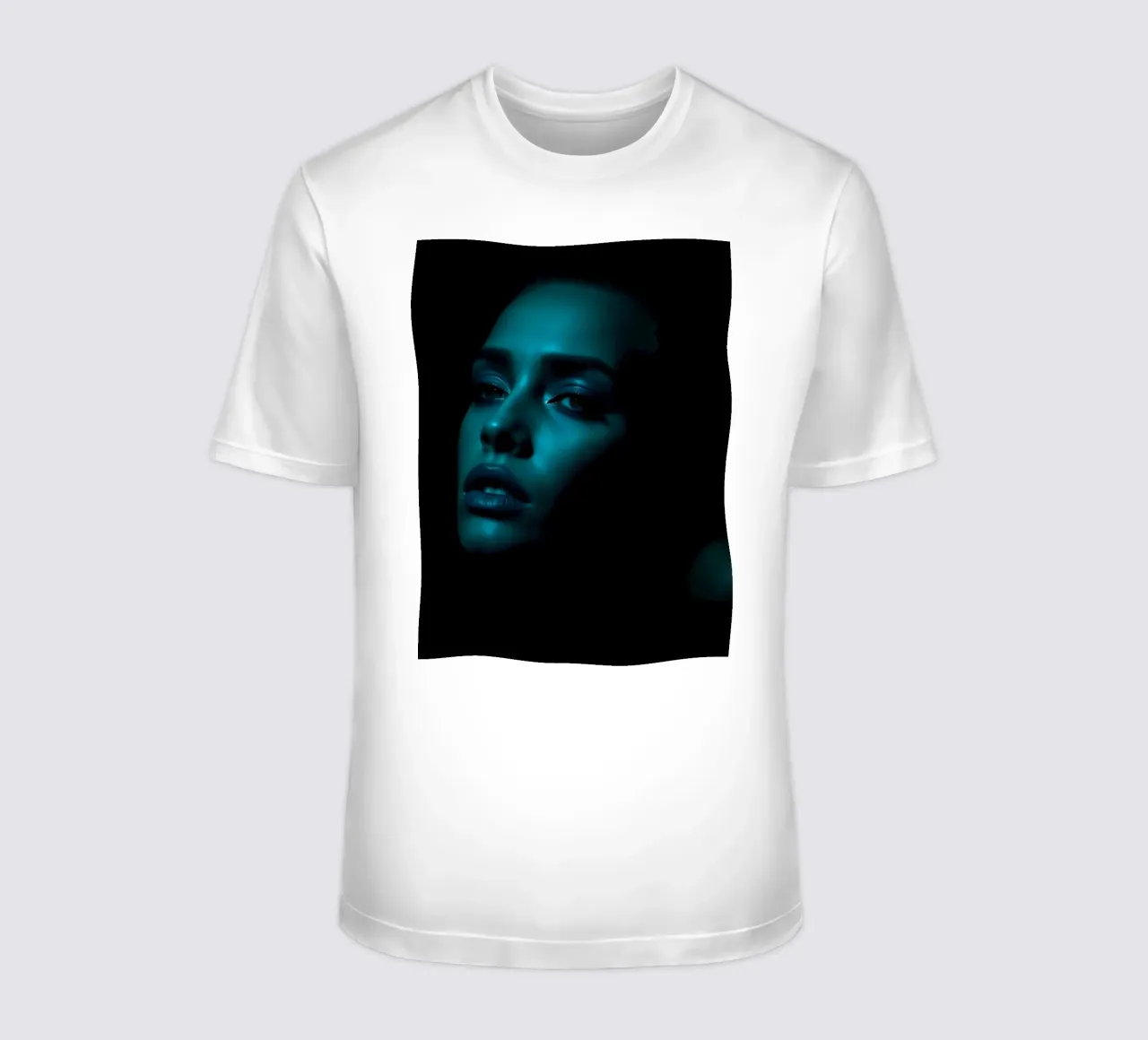 Portrait saisissant d'une femme illuminée par un bleu captivant t-shirt de DesignDoodle