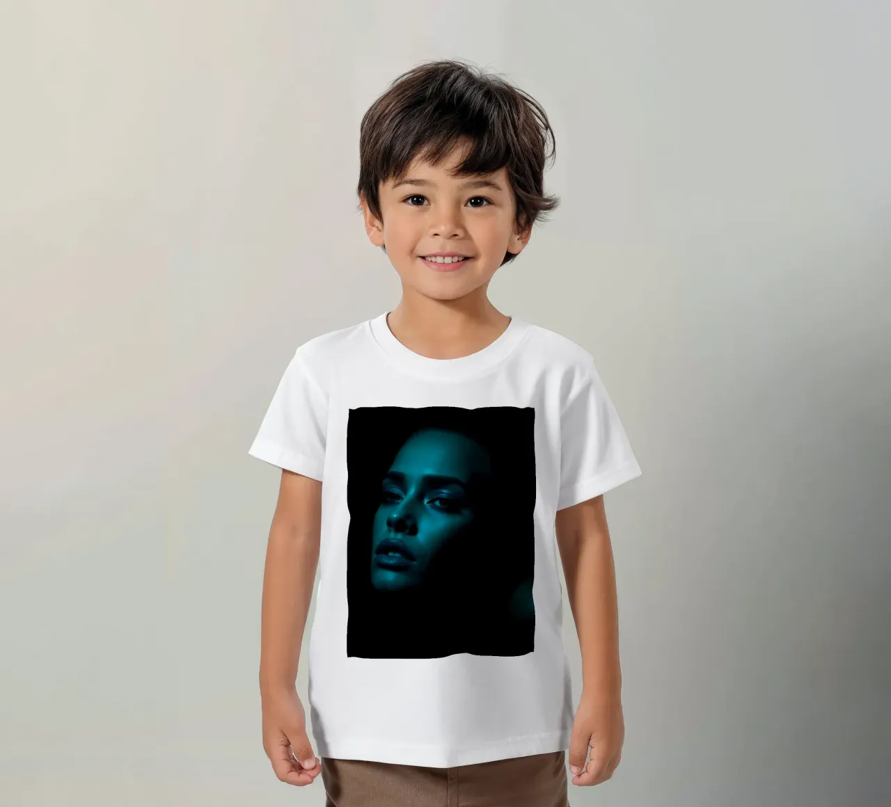 Portrait saisissant d'une femme illuminée par un bleu captivant t-shirt enfant de DesignDoodle