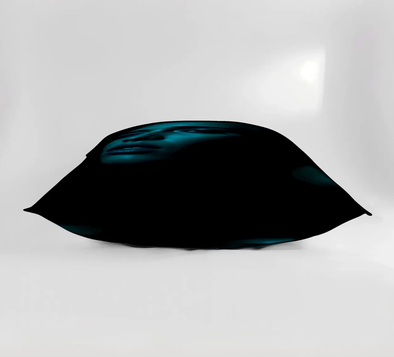 Portrait saisissant d'une femme illuminée par un bleu captivant coussin de DesignDoodle
