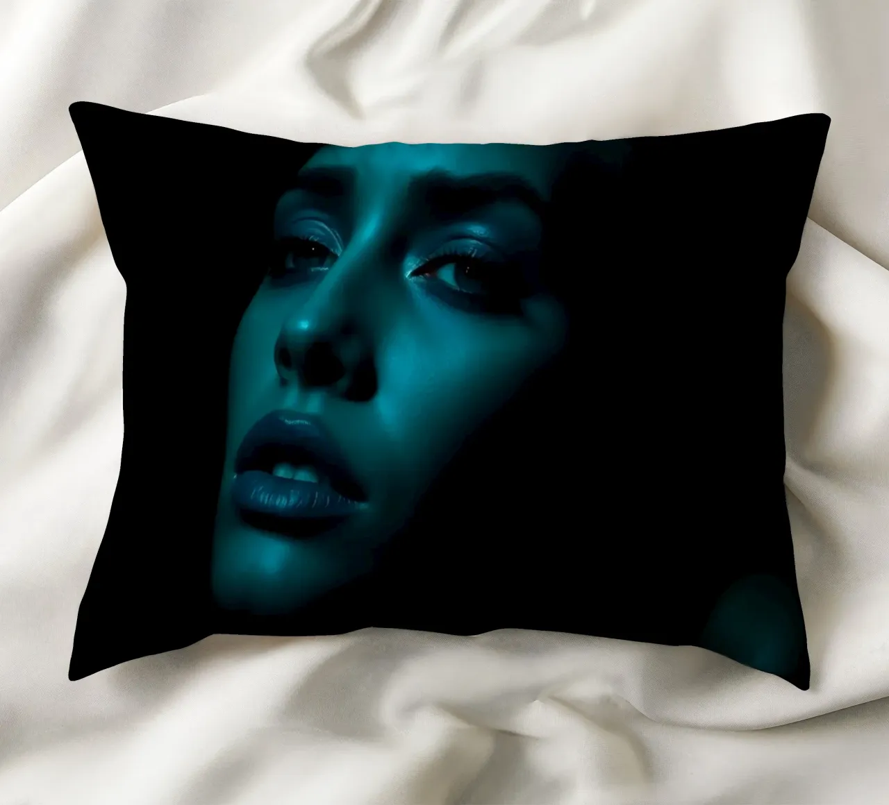 Portrait saisissant d'une femme illuminée par un bleu captivant coussin de DesignDoodle