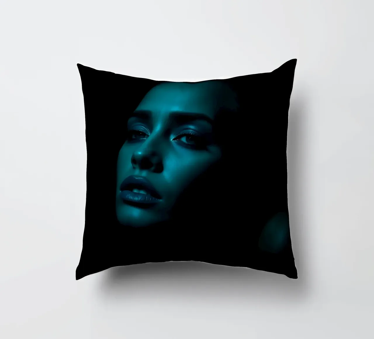 Portrait saisissant d'une femme illuminée par un bleu captivant coussin de DesignDoodle