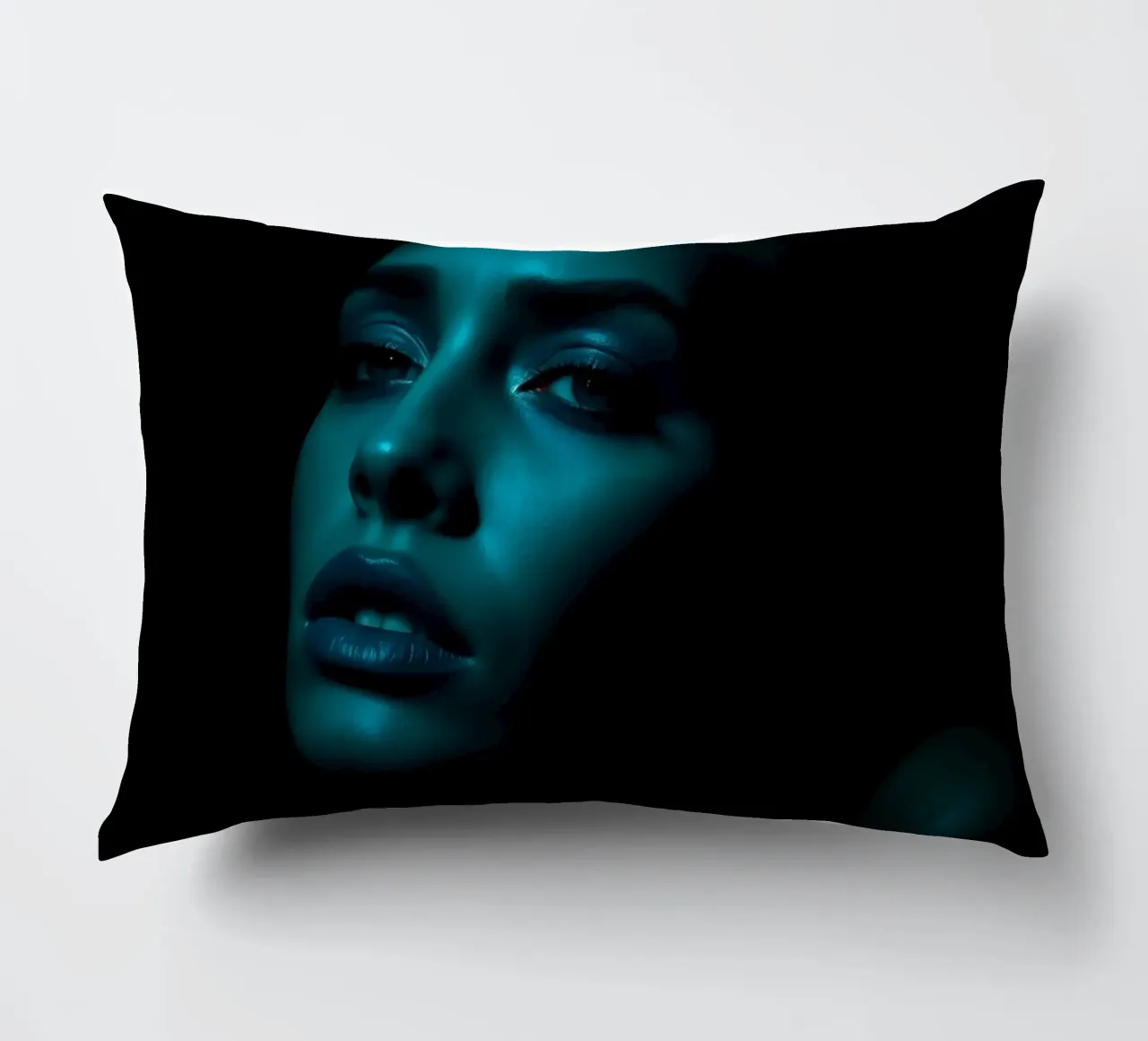 Portrait saisissant d'une femme illuminée par un bleu captivant coussin de DesignDoodle
