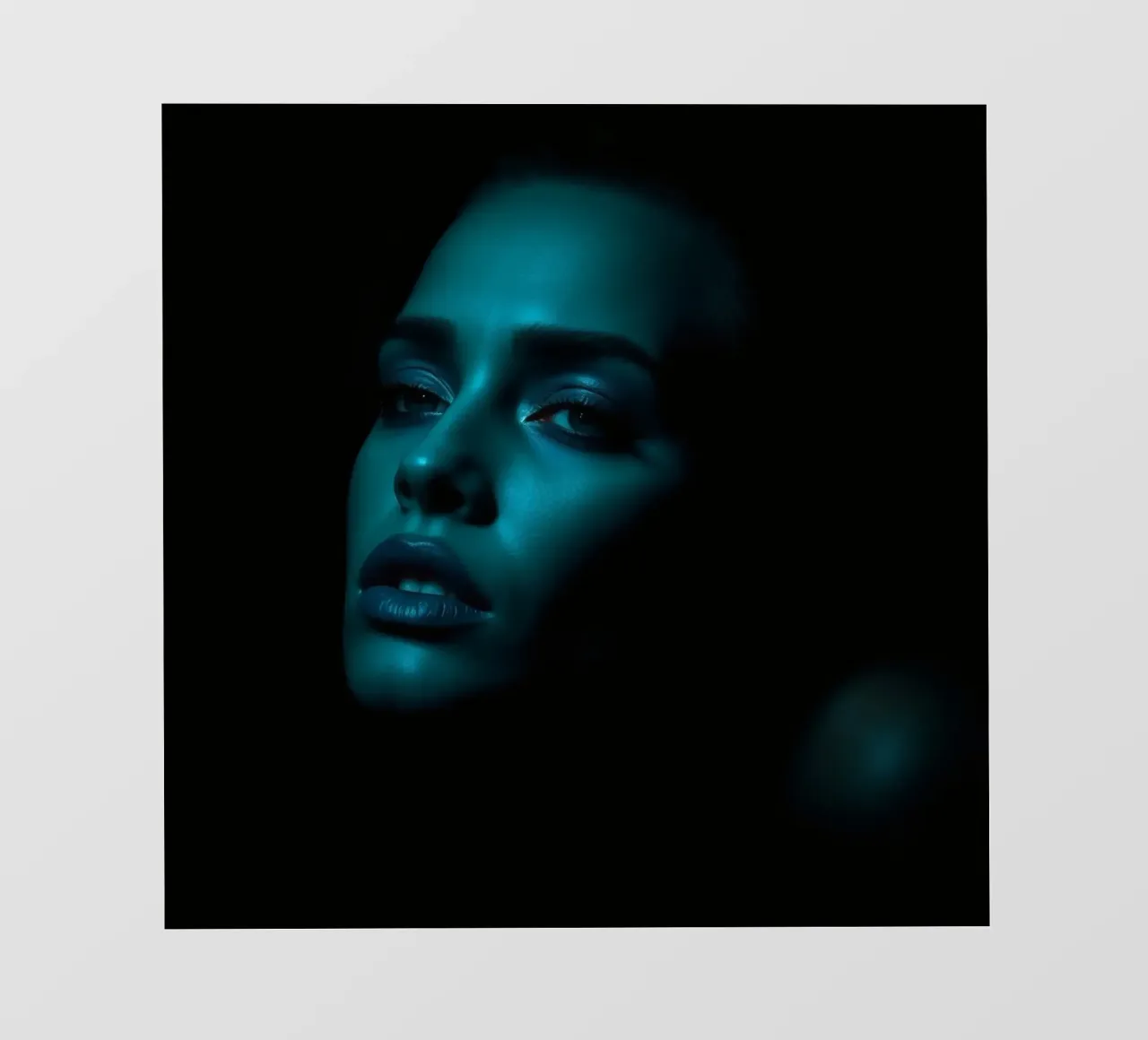 Portrait saisissant d'une femme illuminée par un bleu captivant bâche pvc de DesignDoodle