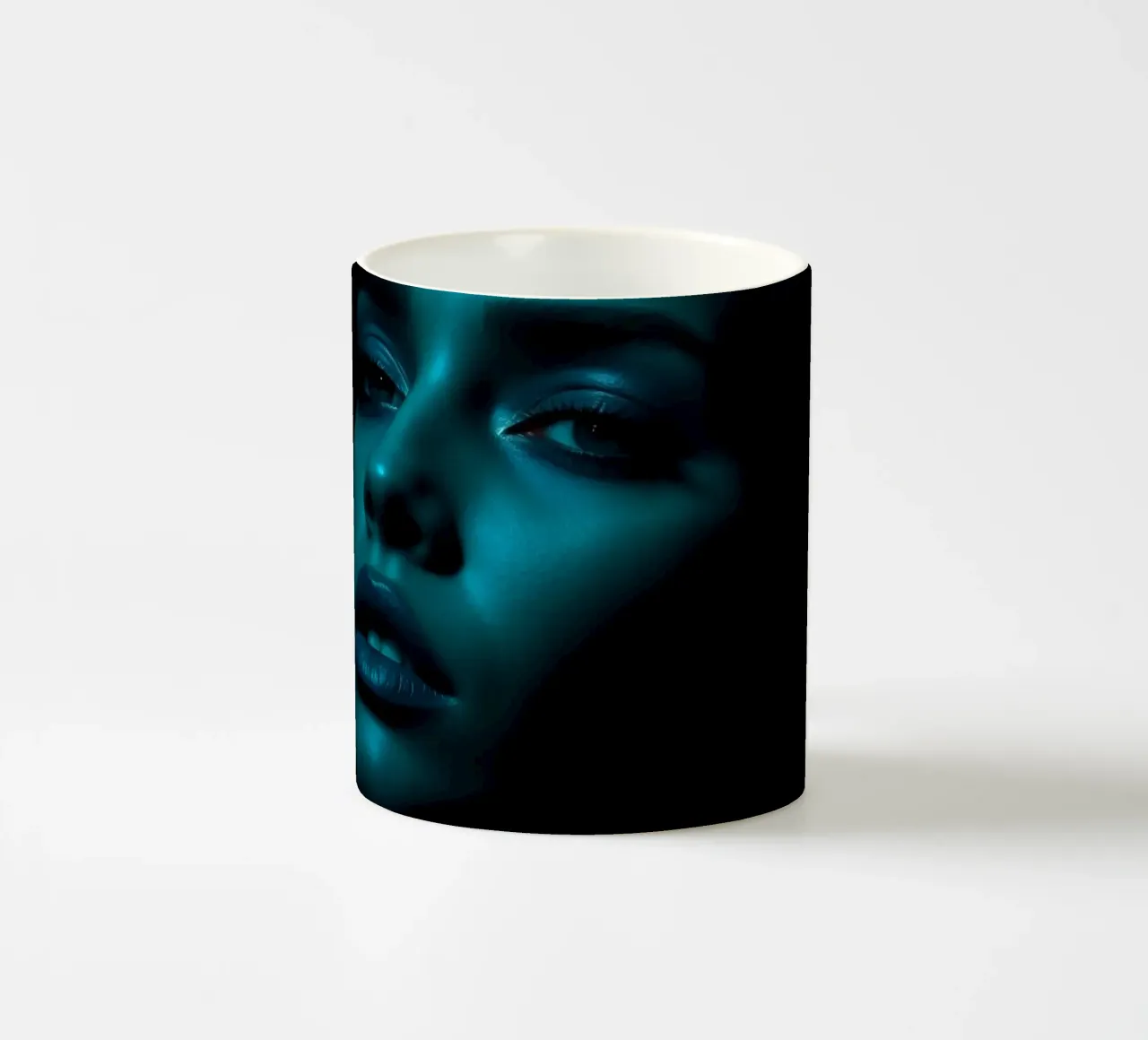 Portrait saisissant d'une femme illuminée par un bleu captivant mug en céramique de DesignDoodle