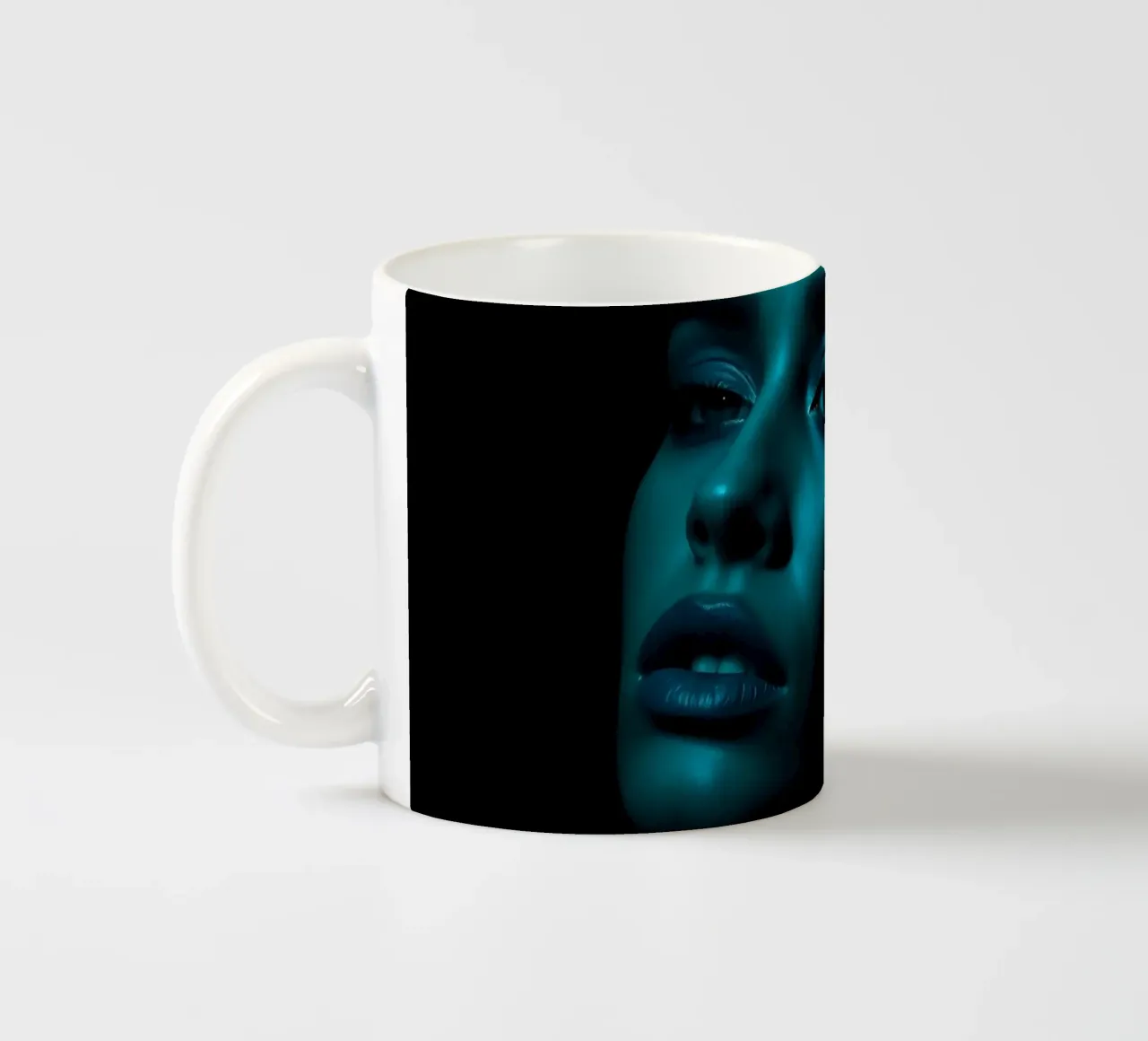 Portrait saisissant d'une femme illuminée par un bleu captivant mug en céramique de DesignDoodle