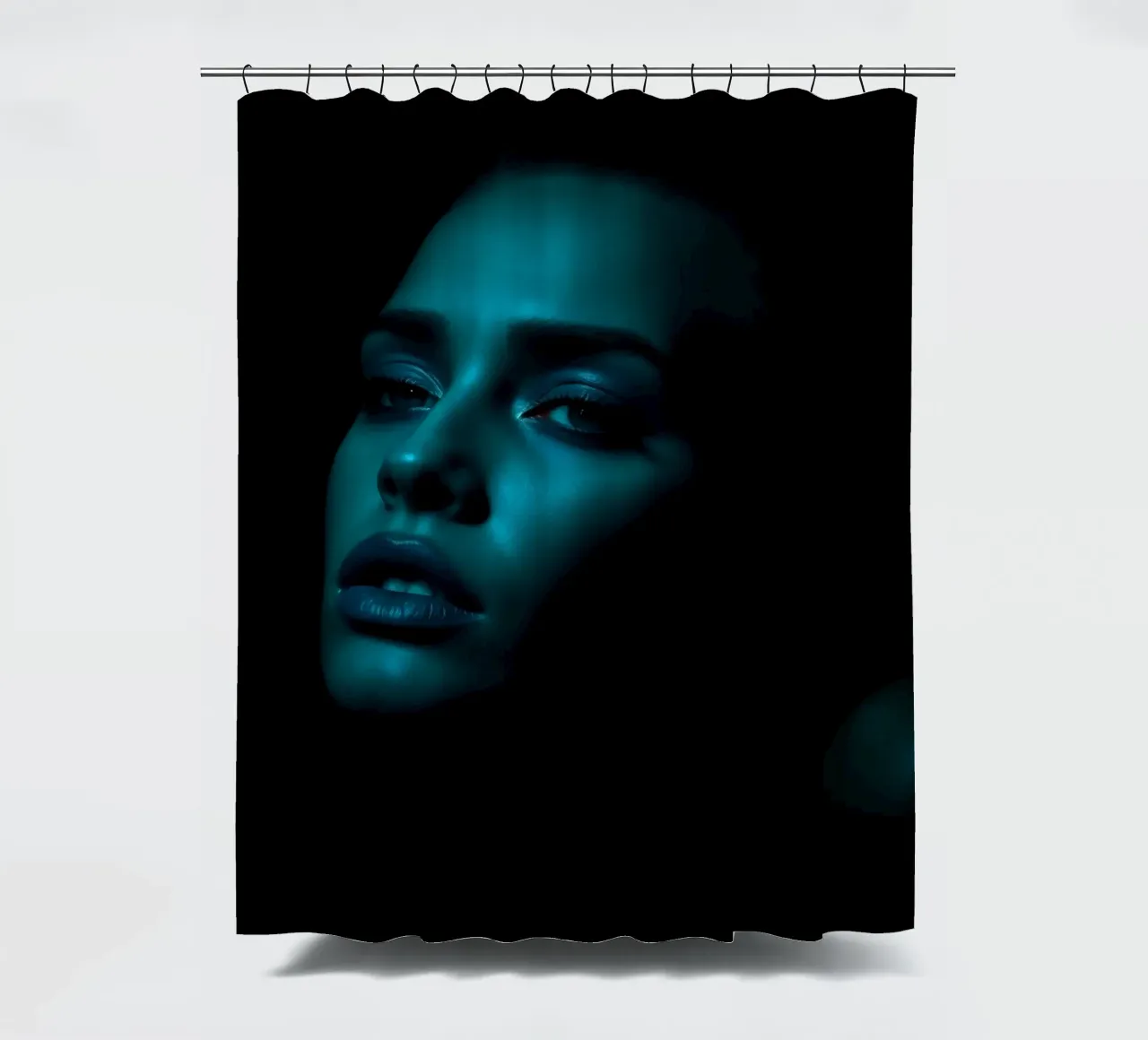 Portrait saisissant d'une femme illuminée par un bleu captivant rideau de douche de DesignDoodle