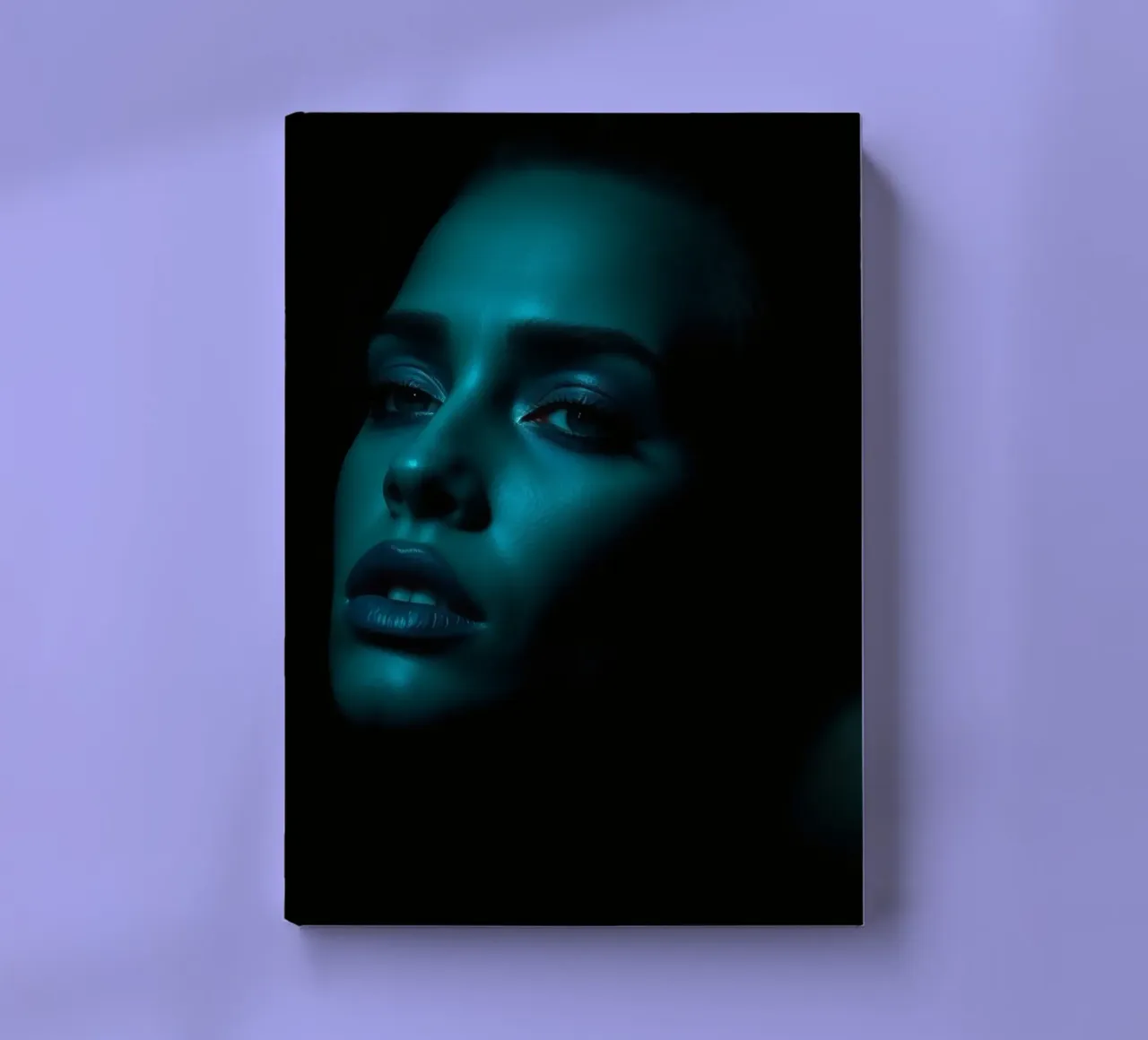 Portrait saisissant d'une femme illuminée par un bleu captivant carnet de notes de DesignDoodle