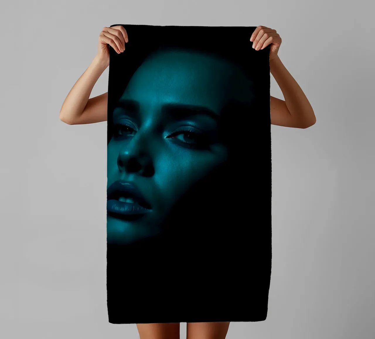 Portrait saisissant d'une femme illuminée par un bleu captivant serviette de bain de DesignDoodle