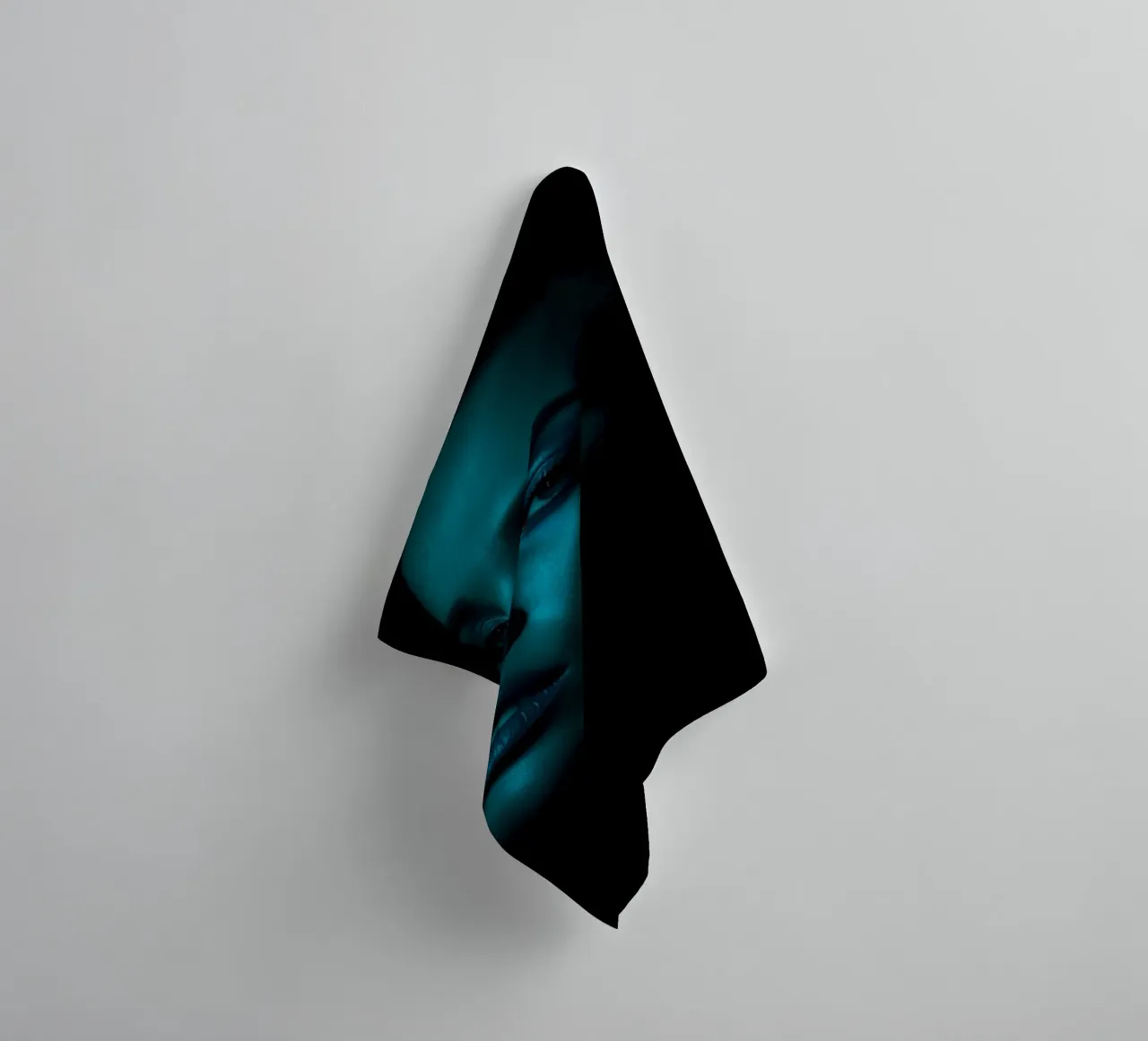 Portrait saisissant d'une femme illuminée par un bleu captivant serviette de bain de DesignDoodle