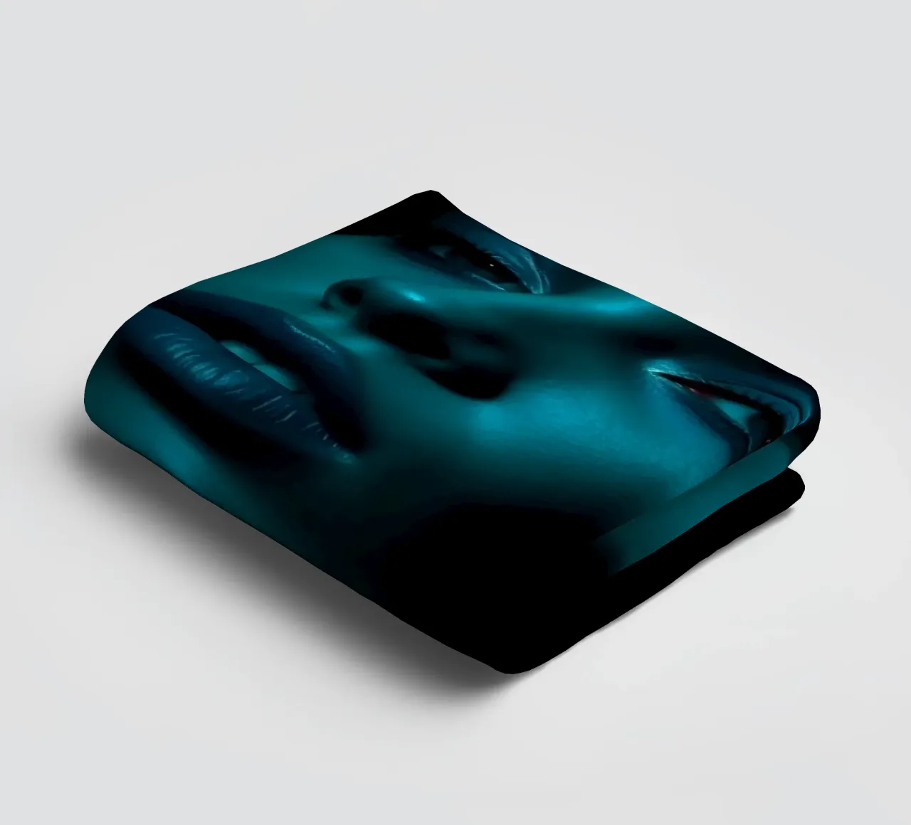 Portrait saisissant d'une femme illuminée par un bleu captivant serviette de bain de DesignDoodle