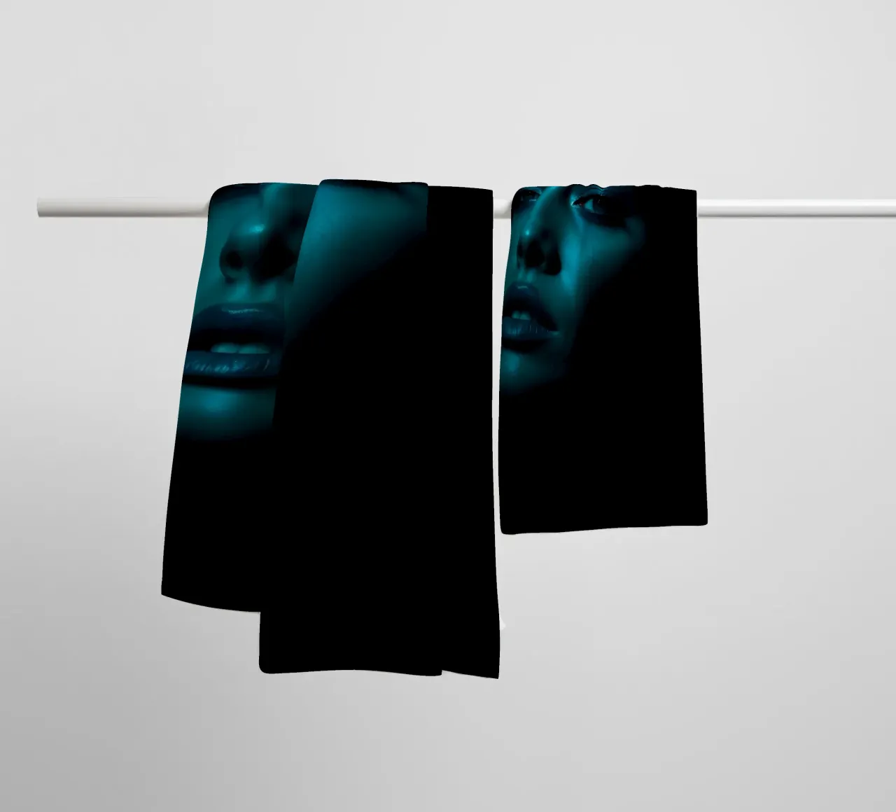 Portrait saisissant d'une femme illuminée par un bleu captivant serviette de bain de DesignDoodle