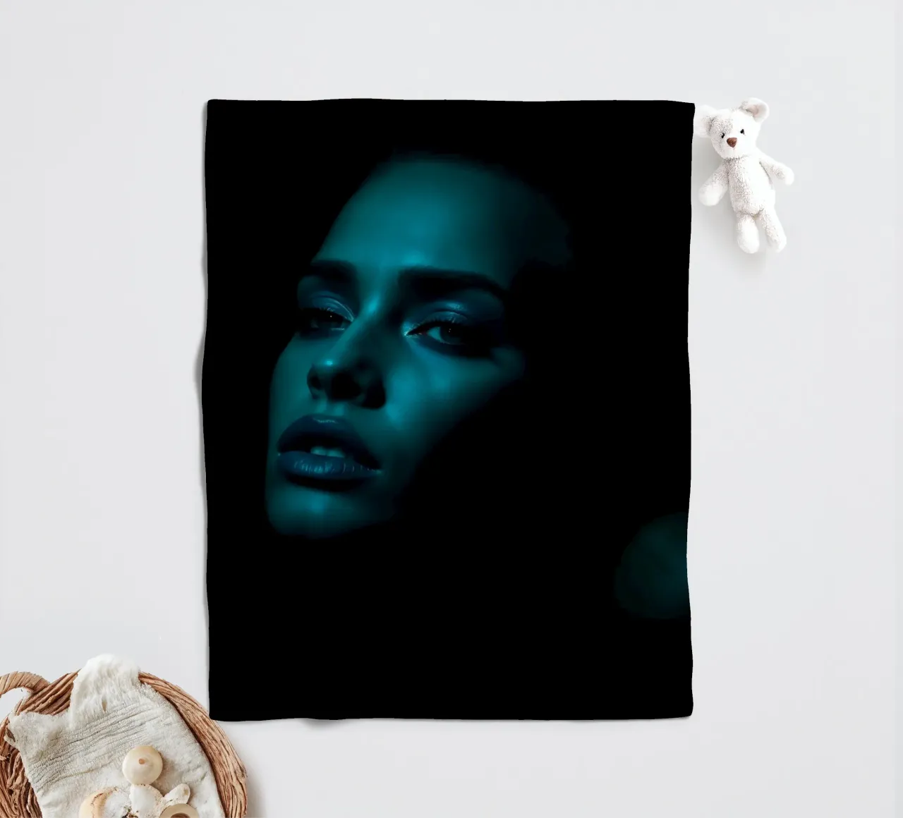 Portrait saisissant d'une femme illuminée par un bleu captivant plaid polaire de DesignDoodle