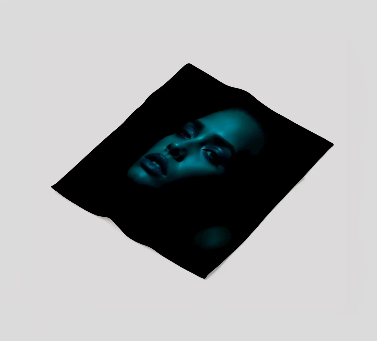 Portrait saisissant d'une femme illuminée par un bleu captivant plaid polaire de DesignDoodle