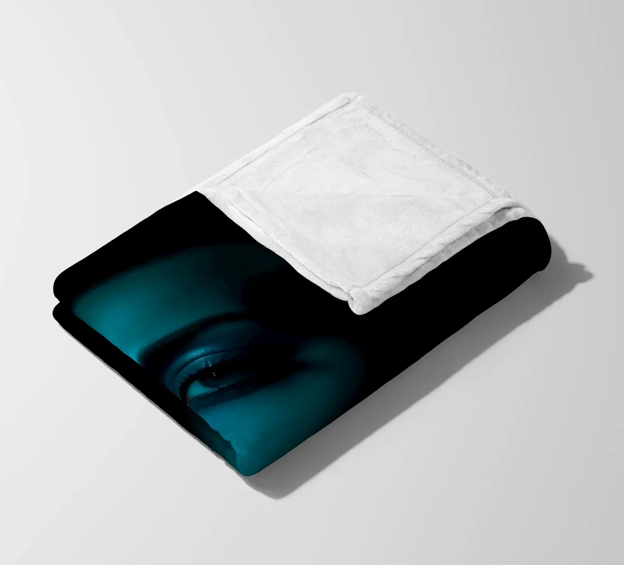 Portrait saisissant d'une femme illuminée par un bleu captivant plaid polaire de DesignDoodle