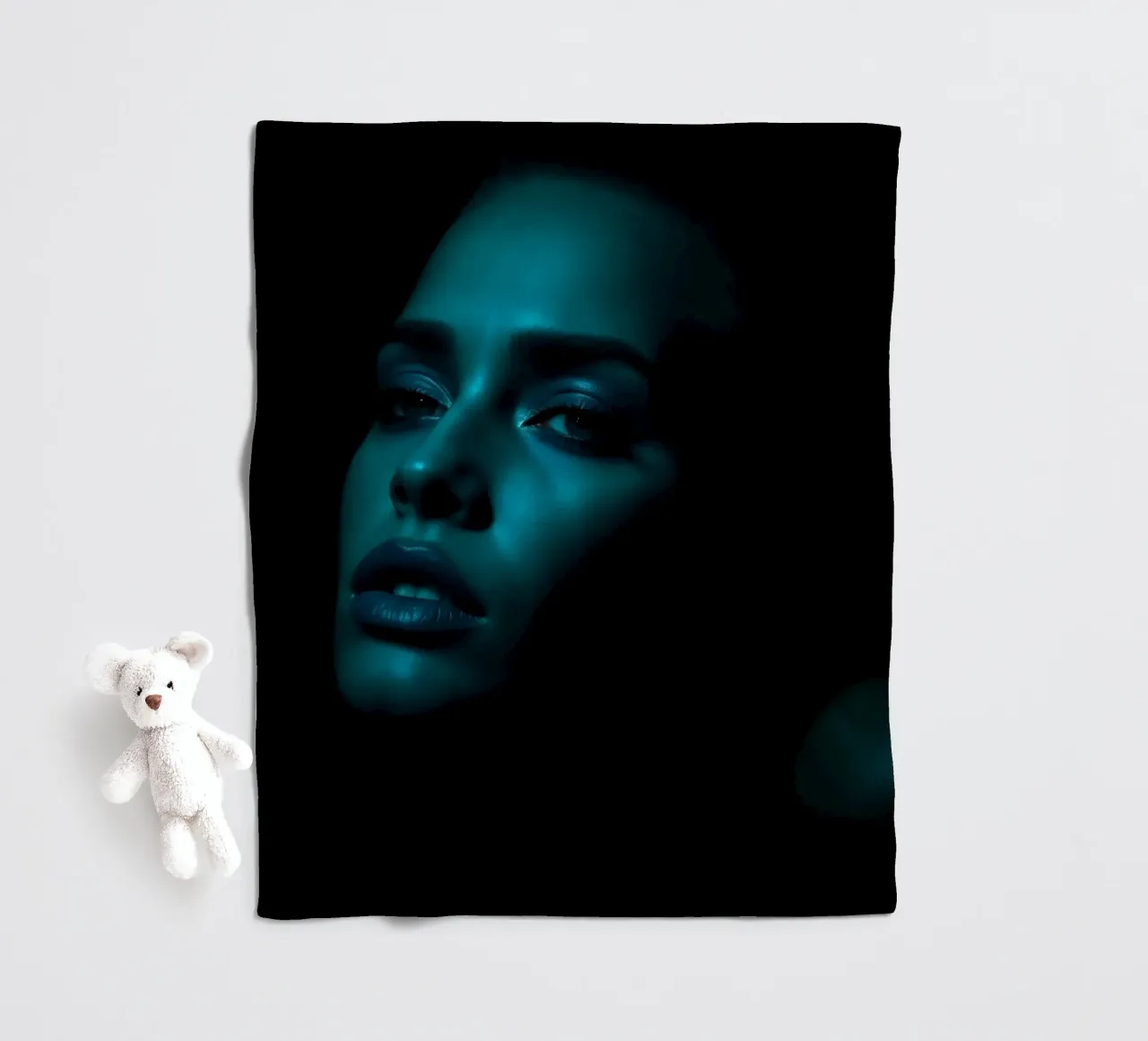 Portrait saisissant d'une femme illuminée par un bleu captivant plaid polaire de DesignDoodle