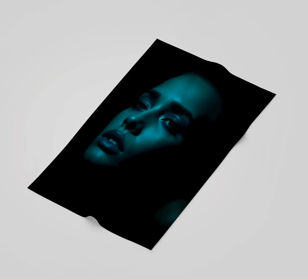 Portrait saisissant d'une femme illuminée par un bleu captivant serviette de plage de DesignDoodle