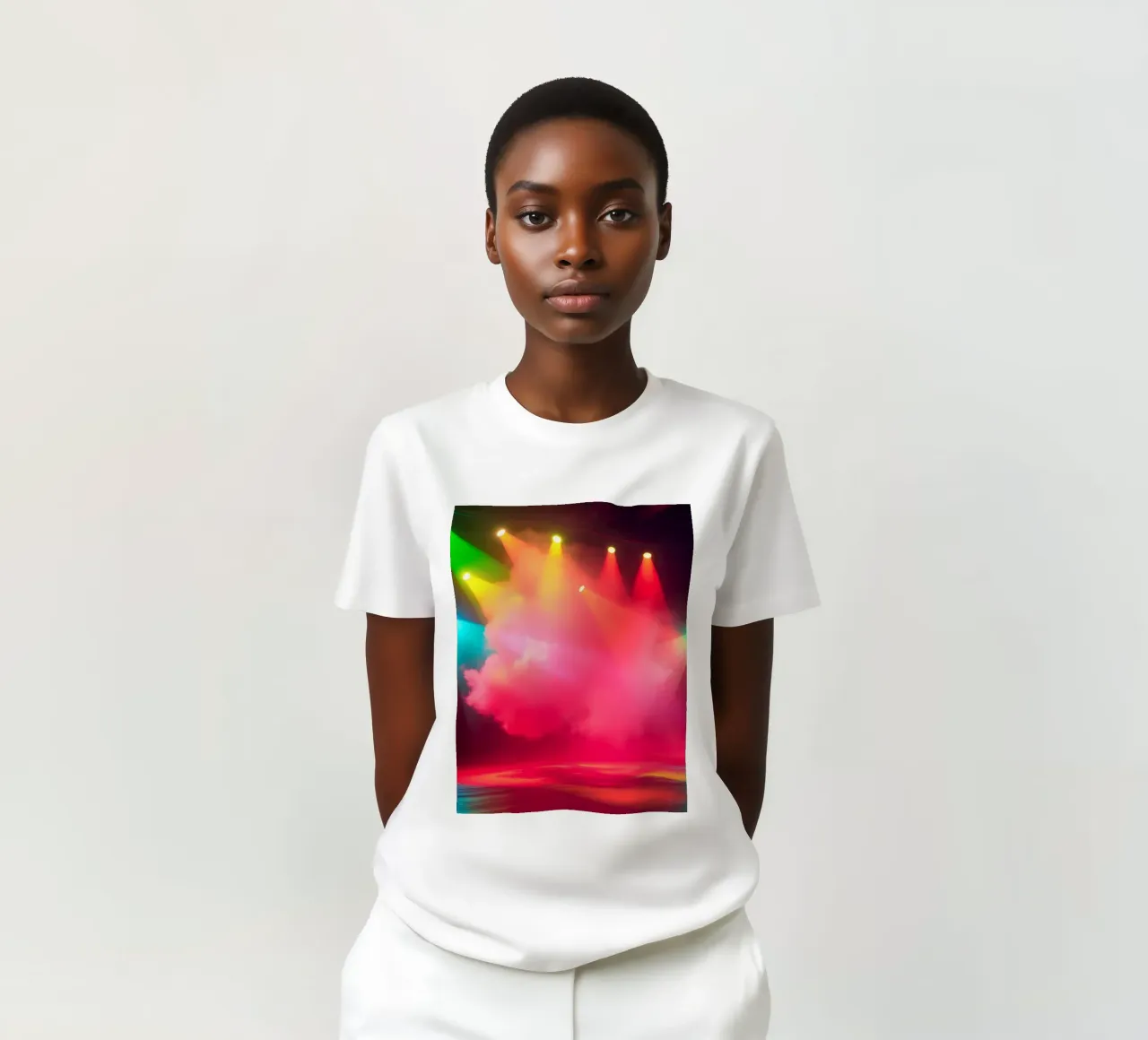 Le luci di scena colorate illuminano la nebbia durante la performance t-shirt da DesignDoodle