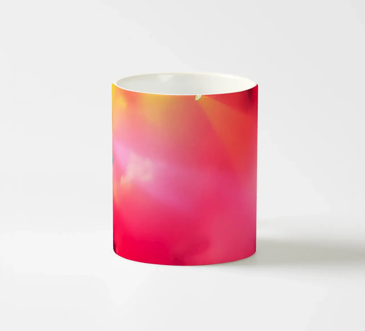 Le luci di scena colorate illuminano la nebbia durante la performance tazza in ceramica da DesignDoodle