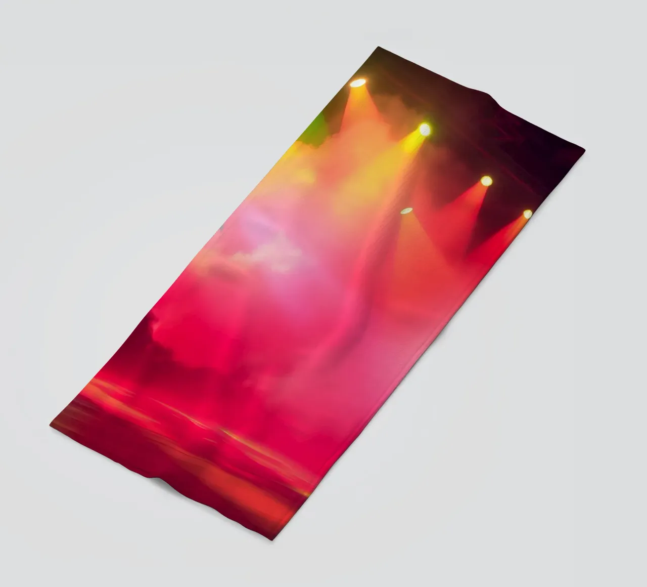 Le luci di scena colorate illuminano la nebbia durante la performance telo mare da DesignDoodle