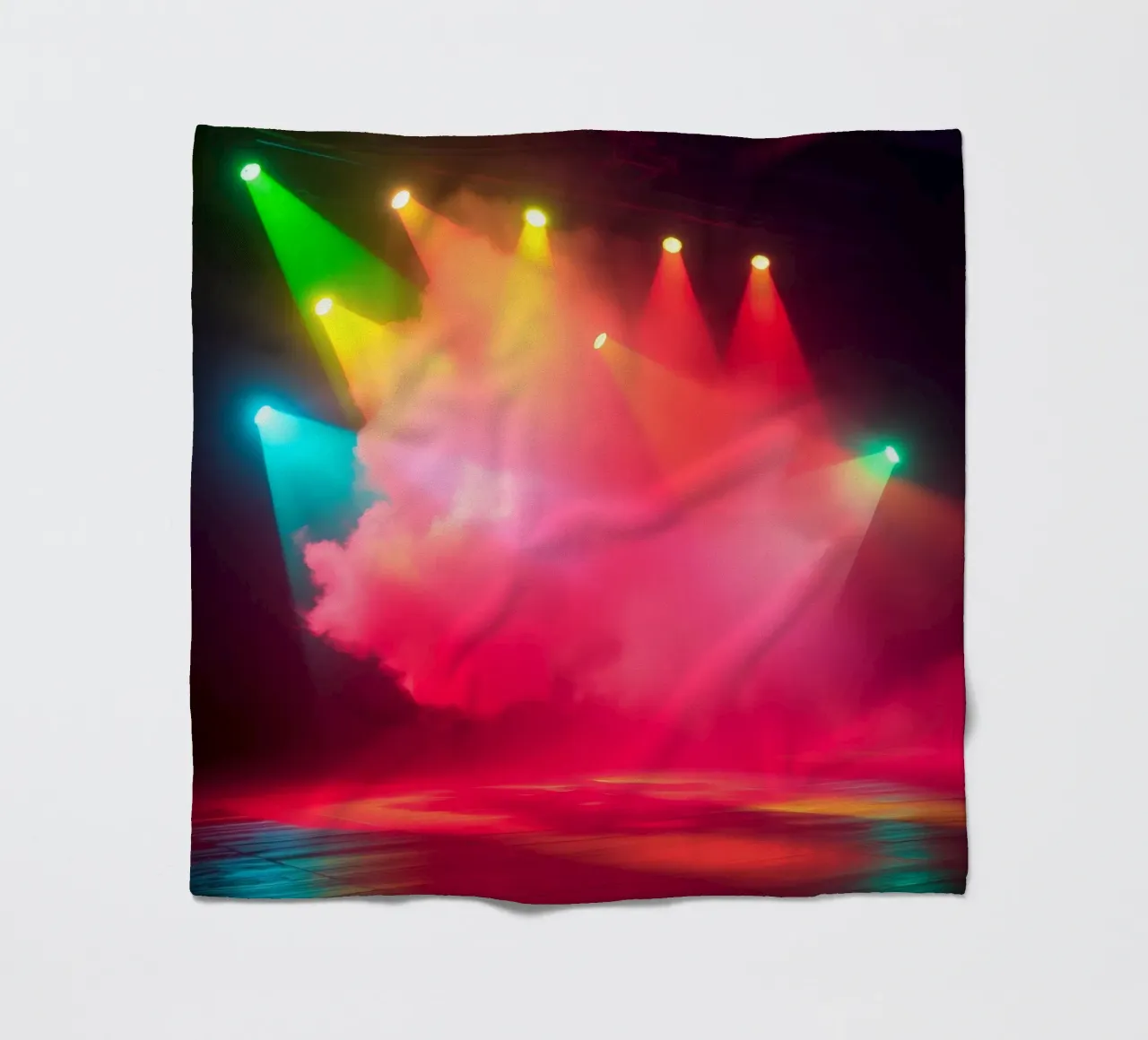 Le luci di scena colorate illuminano la nebbia durante la performance coperta in pile da DesignDoodle