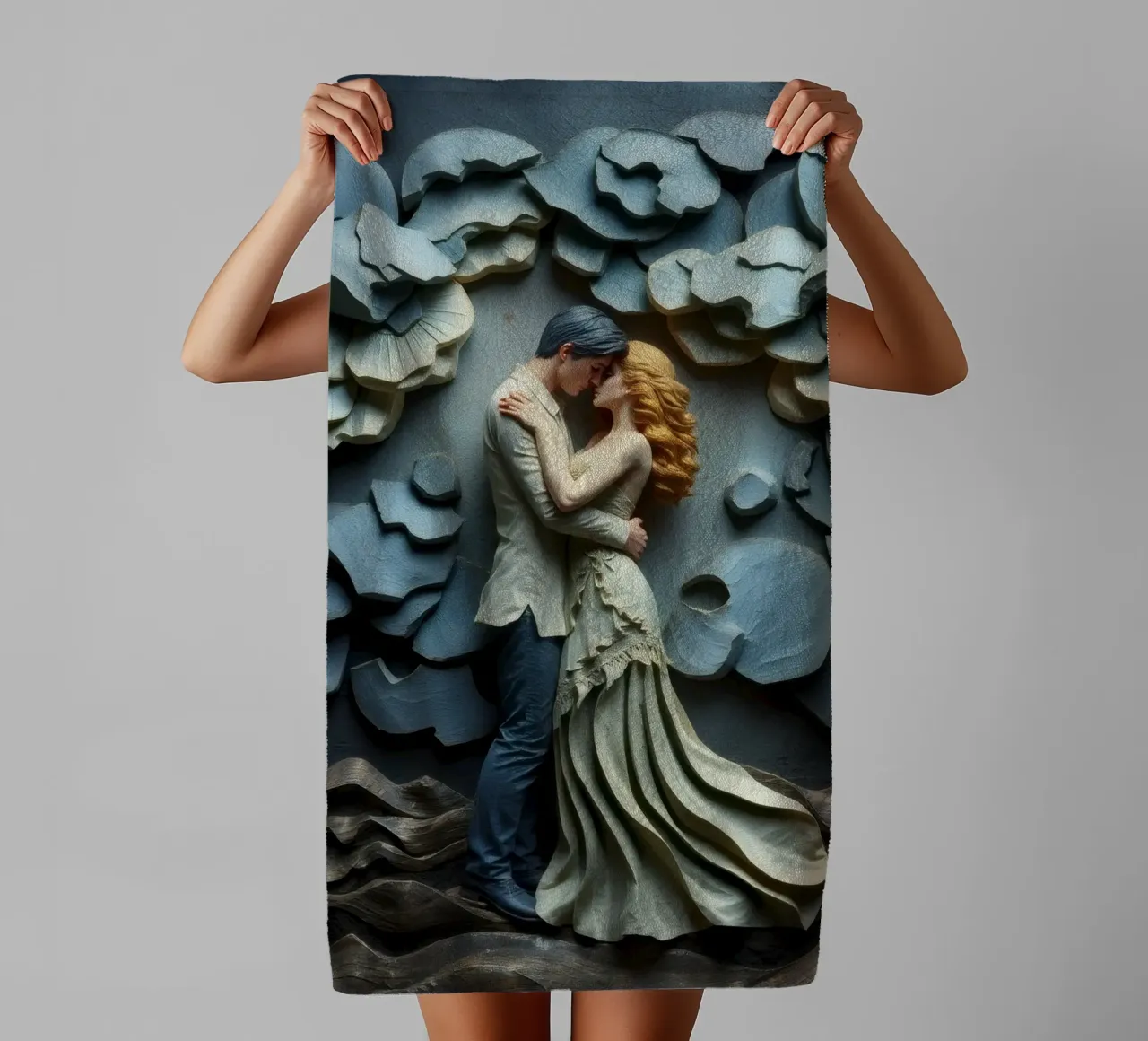 Abrazar el amor entre artísticas olas y nubes toalla de baño de DesignDoodle