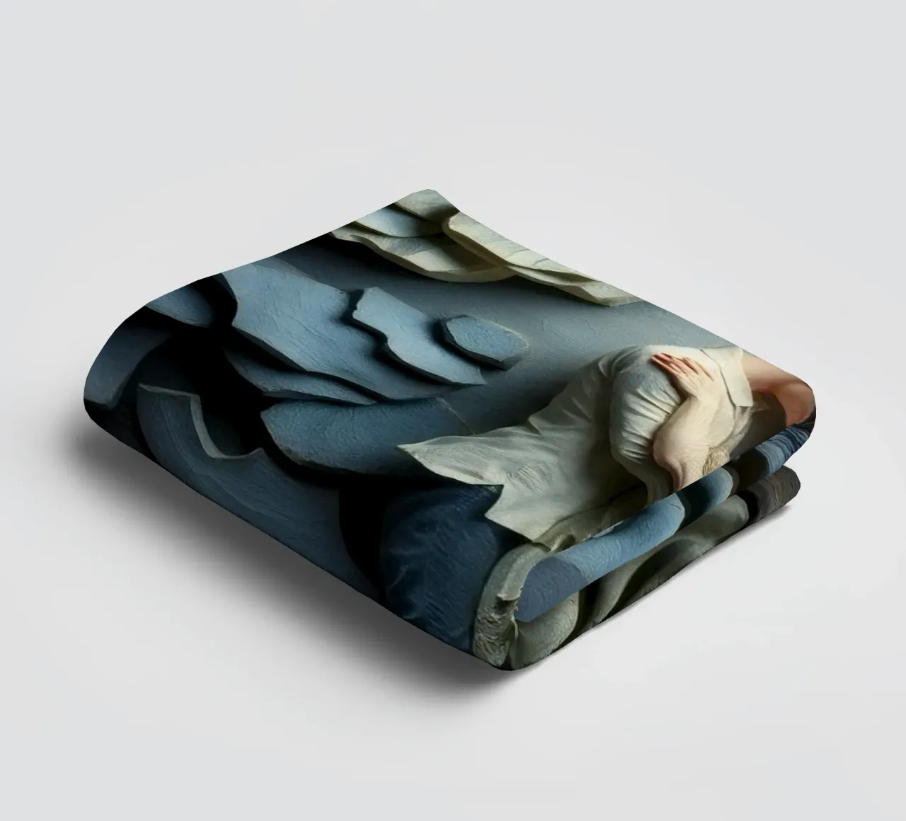 Abrazar el amor entre artísticas olas y nubes toalla de baño de DesignDoodle