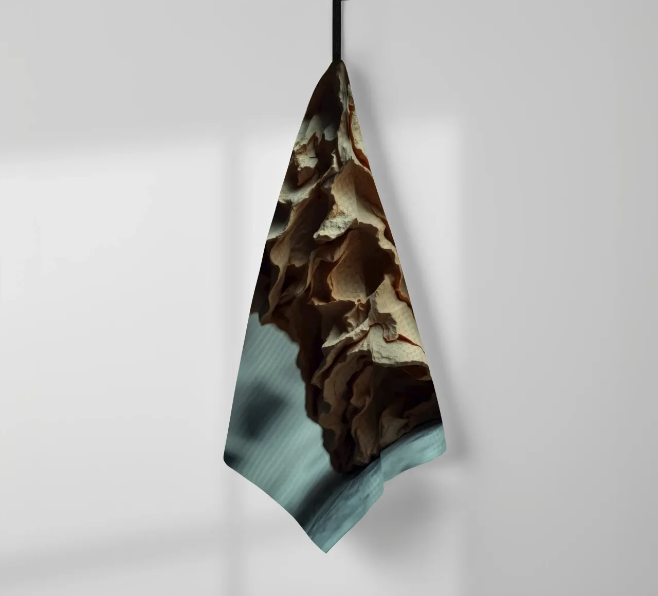 Sculpture texturée unique présentée sur un fond gris doux. torchon de DesignDoodle