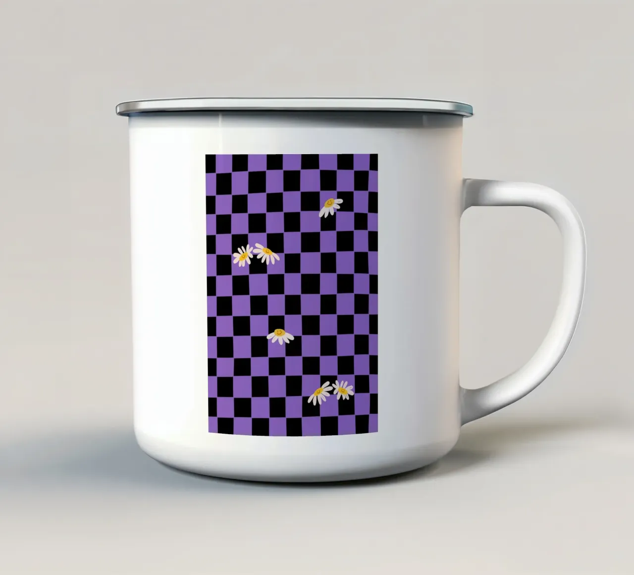 Motivo a scacchiera nero, viola con fiori tazza in smalto da Illustration Raissa Oltmanns