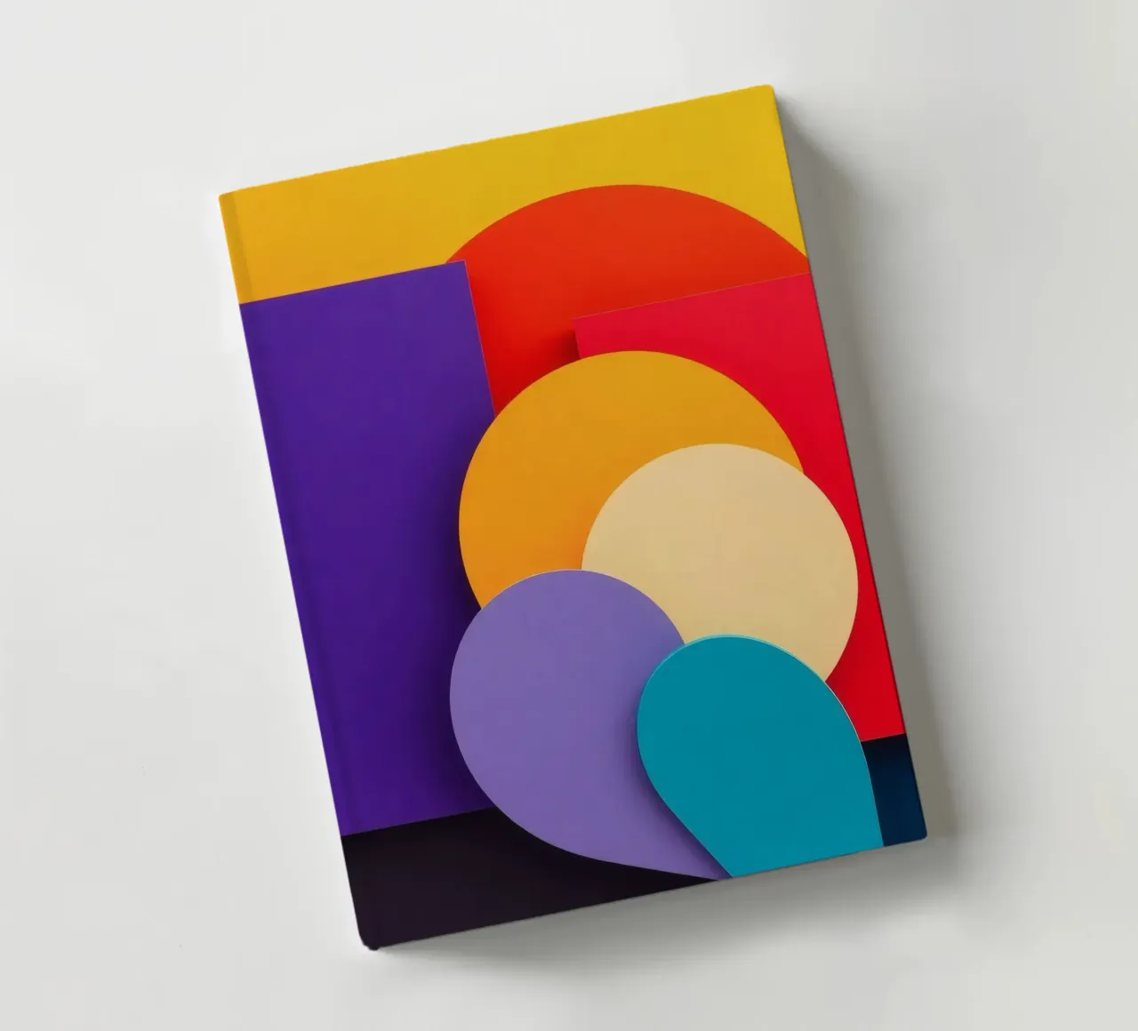 Formas geométricas de colores crean un diseño abstracto cuaderno de DesignDoodle